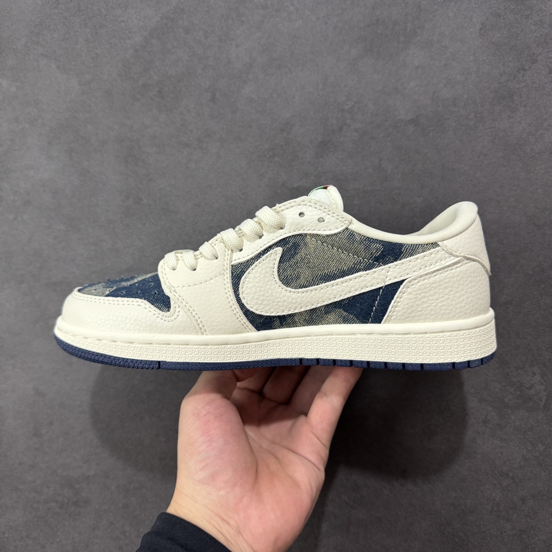 图片[2]-【定制版】Louis Vuitton x Travis Scott x Air Jordan 1 Low 路易威登LV x AJ1 低帮 白蓝牛仔倒钩 AJ1 乔丹1代 aj1 乔1 低邦 白蓝牛仔倒勾联名 乔丹篮球鞋系列 鞋款整体以水洗蓝牛仔为底搭配白色框架覆盖层，标志性的反钩Swoosh Logo采用白色呈现，内侧也辅以白色Swoosh Logo点缀，鞋舌等多处TS标志性元素均得以保留；后跟侧下方印有LV字样，鞋舌上以LV字样呈现，后跟的鬼脸Logo标志以及Wings Logo均采用蓝色刺绣打造，彰显联名身份；最后以米白色中底搭配蓝色橡胶外底完善整体设计收尾。 货号：LD2028-044 尺码：36 36.5 37.5 38 38.5 39 40 40.5 41 42 42.5 43 44 44.5 45 编码：HXSB330340-选品中心