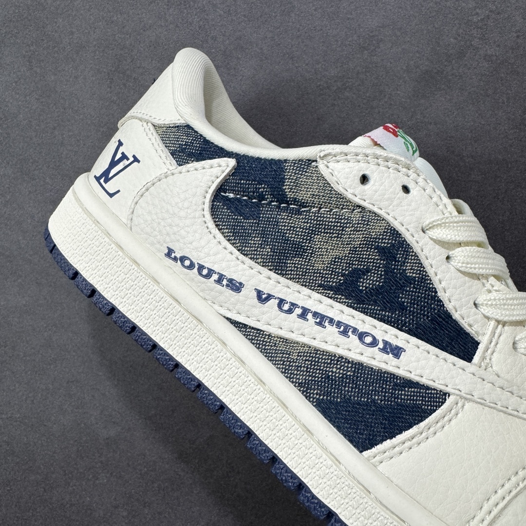 图片[6]-【定制版】Louis Vuitton x Travis Scott x Air Jordan 1 Low 路易威登LV x AJ1 低帮 白蓝牛仔倒钩 AJ1 乔丹1代 aj1 乔1 低邦 白蓝牛仔倒勾联名 乔丹篮球鞋系列 鞋款整体以水洗蓝牛仔为底搭配白色框架覆盖层，标志性的反钩Swoosh Logo采用白色呈现，内侧也辅以白色Swoosh Logo点缀，鞋舌等多处TS标志性元素均得以保留；后跟侧下方印有LV字样，鞋舌上以LV字样呈现，后跟的鬼脸Logo标志以及Wings Logo均采用蓝色刺绣打造，彰显联名身份；最后以米白色中底搭配蓝色橡胶外底完善整体设计收尾。 货号：LD2028-044 尺码：36 36.5 37.5 38 38.5 39 40 40.5 41 42 42.5 43 44 44.5 45 编码：HXSB330340-选品中心