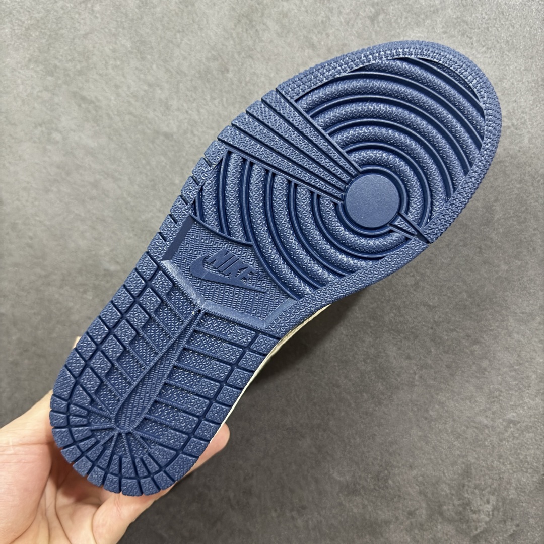 图片[9]-【定制版】Louis Vuitton x Travis Scott x Air Jordan 1 Low 路易威登LV x AJ1 低帮 白蓝牛仔倒钩 AJ1 乔丹1代 aj1 乔1 低邦 白蓝牛仔倒勾联名 乔丹篮球鞋系列 鞋款整体以水洗蓝牛仔为底搭配白色框架覆盖层，标志性的反钩Swoosh Logo采用白色呈现，内侧也辅以白色Swoosh Logo点缀，鞋舌等多处TS标志性元素均得以保留；后跟侧下方印有LV字样，鞋舌上以LV字样呈现，后跟的鬼脸Logo标志以及Wings Logo均采用蓝色刺绣打造，彰显联名身份；最后以米白色中底搭配蓝色橡胶外底完善整体设计收尾。 货号：LD2028-044 尺码：36 36.5 37.5 38 38.5 39 40 40.5 41 42 42.5 43 44 44.5 45 编码：HXSB330340-选品中心