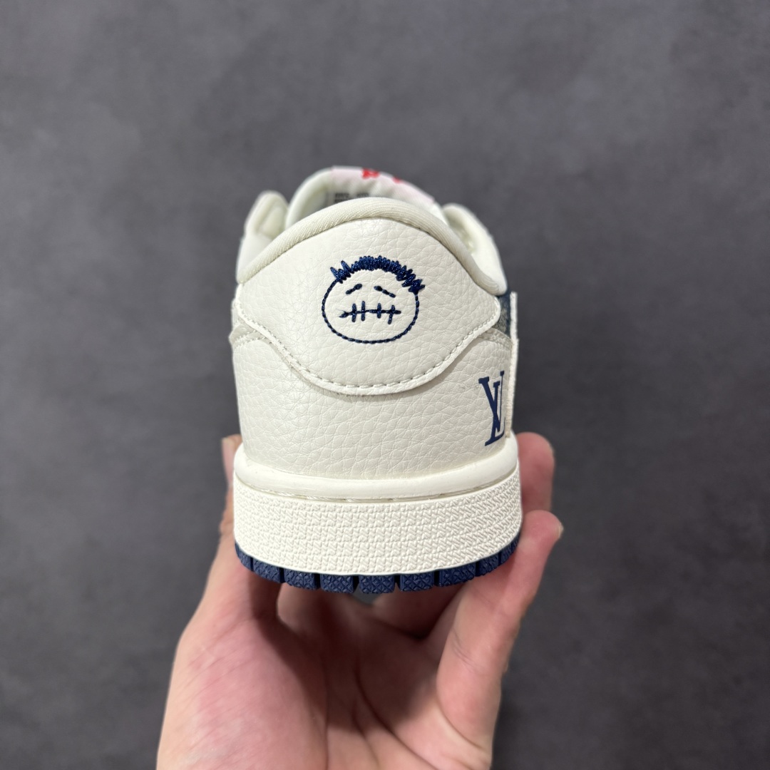 图片[4]-【定制版】Louis Vuitton x Travis Scott x Air Jordan 1 Low 路易威登LV x AJ1 低帮 白蓝牛仔倒钩 AJ1 乔丹1代 aj1 乔1 低邦 白蓝牛仔倒勾联名 乔丹篮球鞋系列 鞋款整体以水洗蓝牛仔为底搭配白色框架覆盖层，标志性的反钩Swoosh Logo采用白色呈现，内侧也辅以白色Swoosh Logo点缀，鞋舌等多处TS标志性元素均得以保留；后跟侧下方印有LV字样，鞋舌上以LV字样呈现，后跟的鬼脸Logo标志以及Wings Logo均采用蓝色刺绣打造，彰显联名身份；最后以米白色中底搭配蓝色橡胶外底完善整体设计收尾。 货号：LD2028-044 尺码：36 36.5 37.5 38 38.5 39 40 40.5 41 42 42.5 43 44 44.5 45 编码：HXSB330340-选品中心