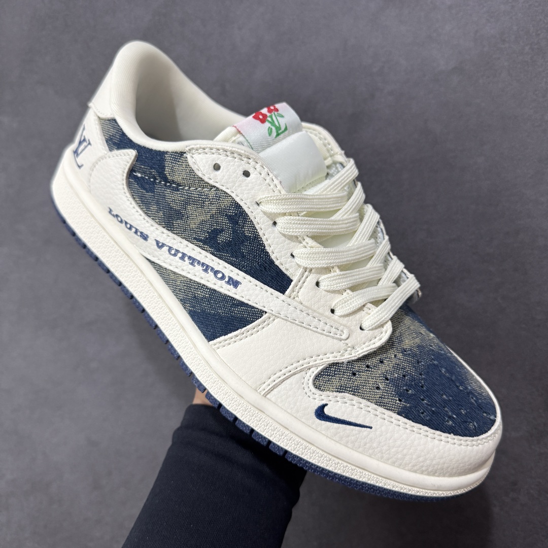 图片[3]-【定制版】Louis Vuitton x Travis Scott x Air Jordan 1 Low 路易威登LV x AJ1 低帮 白蓝牛仔倒钩 AJ1 乔丹1代 aj1 乔1 低邦 白蓝牛仔倒勾联名 乔丹篮球鞋系列 鞋款整体以水洗蓝牛仔为底搭配白色框架覆盖层，标志性的反钩Swoosh Logo采用白色呈现，内侧也辅以白色Swoosh Logo点缀，鞋舌等多处TS标志性元素均得以保留；后跟侧下方印有LV字样，鞋舌上以LV字样呈现，后跟的鬼脸Logo标志以及Wings Logo均采用蓝色刺绣打造，彰显联名身份；最后以米白色中底搭配蓝色橡胶外底完善整体设计收尾。 货号：LD2028-044 尺码：36 36.5 37.5 38 38.5 39 40 40.5 41 42 42.5 43 44 44.5 45 编码：HXSB330340-选品中心