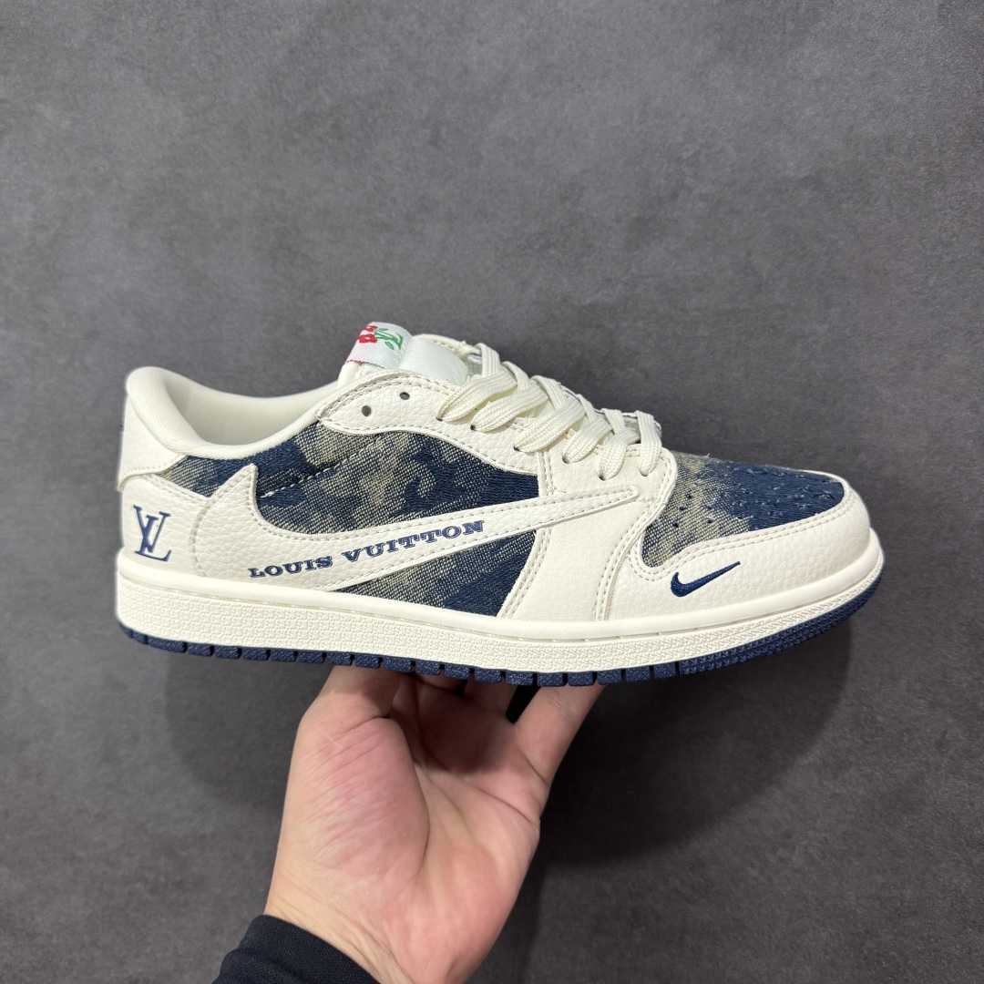 【定制版】Louis Vuitton x Travis Scott x Air Jordan 1 Low 路易威登LV x AJ1 低帮 白蓝牛仔倒钩 AJ1 乔丹1代 aj1 乔1 低邦 白蓝牛仔倒勾联名 乔丹篮球鞋系列 鞋款整体以水洗蓝牛仔为底搭配白色框架覆盖层,标志性的反钩Swoosh Logo采用白色呈现,内侧也辅以白色Swoosh Logo点缀,鞋舌等多处TS标志性元素均得以保留;后跟侧下方印有LV字样,鞋舌上以LV字样呈现,后跟的鬼脸Logo标志以及Wings Logo均采用蓝色刺绣打造,彰显联名身份;最后以米白色中底搭配蓝色橡胶外底完善整体设计收尾。 货号:LD2028-044 尺码:36 36.5 37.5 38 38.5 39 40 40.5 41 42 42.5 43 44 44.5 45 编码:HXSB330340-选品中心