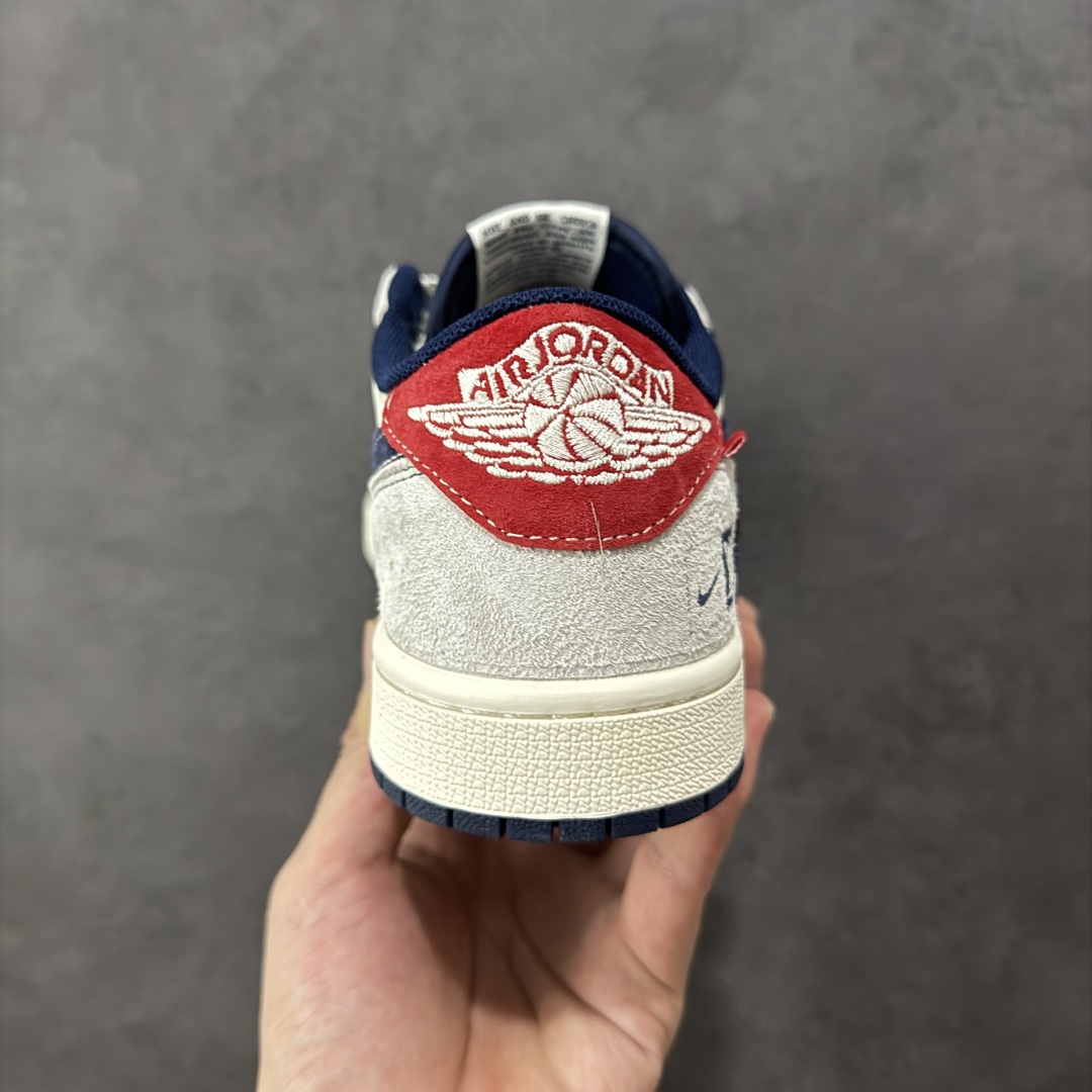 图片[4]-【定制版】Louis Vuitton x Supreme x Travis Scott x Air Jordan 1 Low 路易威登LV x Sup x AJ1 低帮 三方联名 灰蓝红倒钩 AJ1 乔丹1代 aj1 乔1 低邦 灰蓝红倒勾联名 乔丹篮球鞋系列 鞋款整体以米白色为底搭配灰色麂皮框架覆盖层，标志性的反钩Swoosh Logo采用蓝色呈现，内侧也辅以蓝色Swoosh Logo点缀，鞋舌等多处TS标志性元素均得以保留；鞋舌绣标上以LV及Louisu字样呈现，鞋头处LV字样及Swoosh Logo采用蓝色妆点，后跟的Jack厂牌标志以及Wings Logo均采用白色缝线打造，后跟侧下方印有LV字样及红色Supreme绣标，彰显联名身份；最后以米白色中底搭配蓝色橡胶外底完善整体设计收尾。 货号：CX5050-Y15 尺码：36 36.5 37.5 38 38.5 39 40 40.5 41 42 42.5 43 44 44.5 45 编码：HXSB330340-选品中心