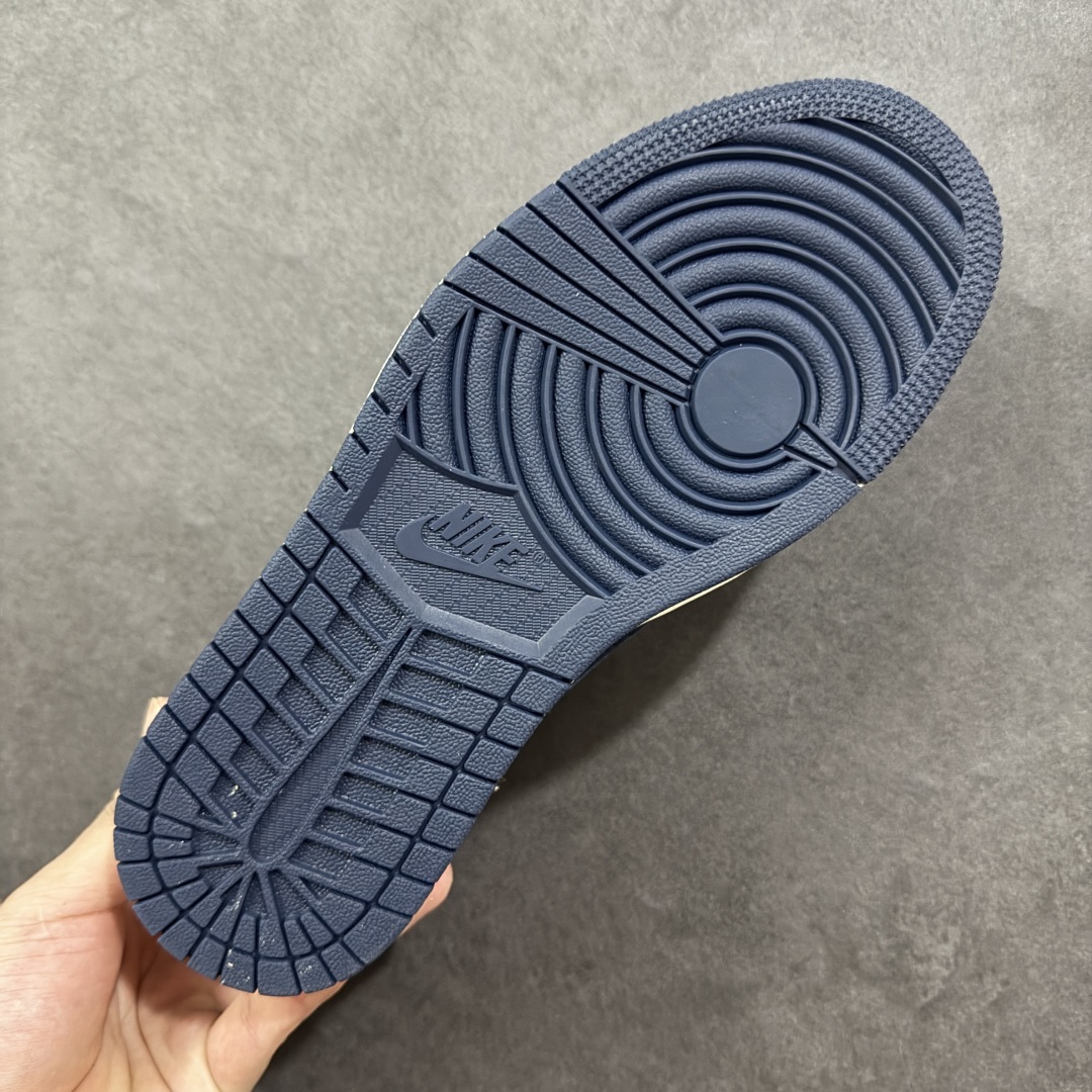 图片[9]-【定制版】Louis Vuitton x Supreme x Travis Scott x Air Jordan 1 Low 路易威登LV x Sup x AJ1 低帮 三方联名 灰蓝红倒钩 AJ1 乔丹1代 aj1 乔1 低邦 灰蓝红倒勾联名 乔丹篮球鞋系列 鞋款整体以米白色为底搭配灰色麂皮框架覆盖层，标志性的反钩Swoosh Logo采用蓝色呈现，内侧也辅以蓝色Swoosh Logo点缀，鞋舌等多处TS标志性元素均得以保留；鞋舌绣标上以LV及Louisu字样呈现，鞋头处LV字样及Swoosh Logo采用蓝色妆点，后跟的Jack厂牌标志以及Wings Logo均采用白色缝线打造，后跟侧下方印有LV字样及红色Supreme绣标，彰显联名身份；最后以米白色中底搭配蓝色橡胶外底完善整体设计收尾。 货号：CX5050-Y15 尺码：36 36.5 37.5 38 38.5 39 40 40.5 41 42 42.5 43 44 44.5 45 编码：HXSB330340-选品中心