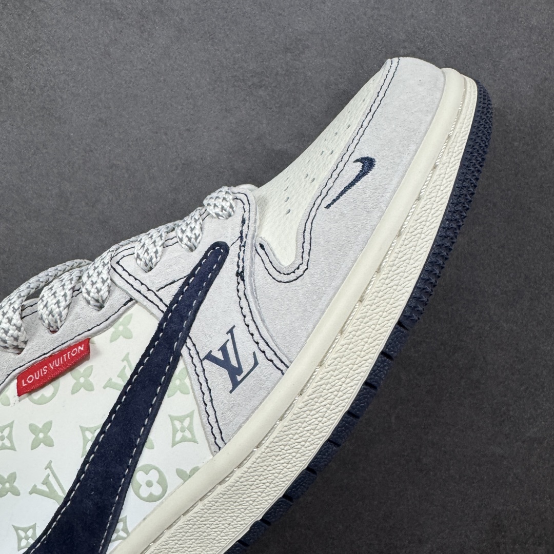 图片[5]-【定制版】Louis Vuitton x Supreme x Travis Scott x Air Jordan 1 Low 路易威登LV x Sup x AJ1 低帮 三方联名 灰蓝红倒钩 AJ1 乔丹1代 aj1 乔1 低邦 灰蓝红倒勾联名 乔丹篮球鞋系列 鞋款整体以米白色为底搭配灰色麂皮框架覆盖层，标志性的反钩Swoosh Logo采用蓝色呈现，内侧也辅以蓝色Swoosh Logo点缀，鞋舌等多处TS标志性元素均得以保留；鞋舌绣标上以LV及Louisu字样呈现，鞋头处LV字样及Swoosh Logo采用蓝色妆点，后跟的Jack厂牌标志以及Wings Logo均采用白色缝线打造，后跟侧下方印有LV字样及红色Supreme绣标，彰显联名身份；最后以米白色中底搭配蓝色橡胶外底完善整体设计收尾。 货号：CX5050-Y15 尺码：36 36.5 37.5 38 38.5 39 40 40.5 41 42 42.5 43 44 44.5 45 编码：HXSB330340-选品中心