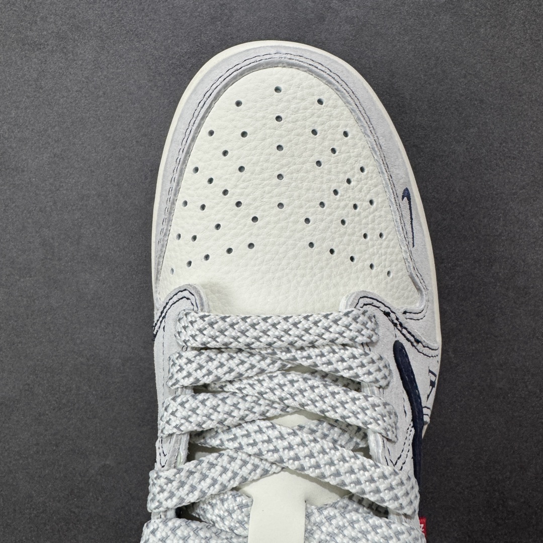 图片[8]-【定制版】Louis Vuitton x Supreme x Travis Scott x Air Jordan 1 Low 路易威登LV x Sup x AJ1 低帮 三方联名 灰蓝红倒钩 AJ1 乔丹1代 aj1 乔1 低邦 灰蓝红倒勾联名 乔丹篮球鞋系列 鞋款整体以米白色为底搭配灰色麂皮框架覆盖层，标志性的反钩Swoosh Logo采用蓝色呈现，内侧也辅以蓝色Swoosh Logo点缀，鞋舌等多处TS标志性元素均得以保留；鞋舌绣标上以LV及Louisu字样呈现，鞋头处LV字样及Swoosh Logo采用蓝色妆点，后跟的Jack厂牌标志以及Wings Logo均采用白色缝线打造，后跟侧下方印有LV字样及红色Supreme绣标，彰显联名身份；最后以米白色中底搭配蓝色橡胶外底完善整体设计收尾。 货号：CX5050-Y15 尺码：36 36.5 37.5 38 38.5 39 40 40.5 41 42 42.5 43 44 44.5 45 编码：HXSB330340-选品中心