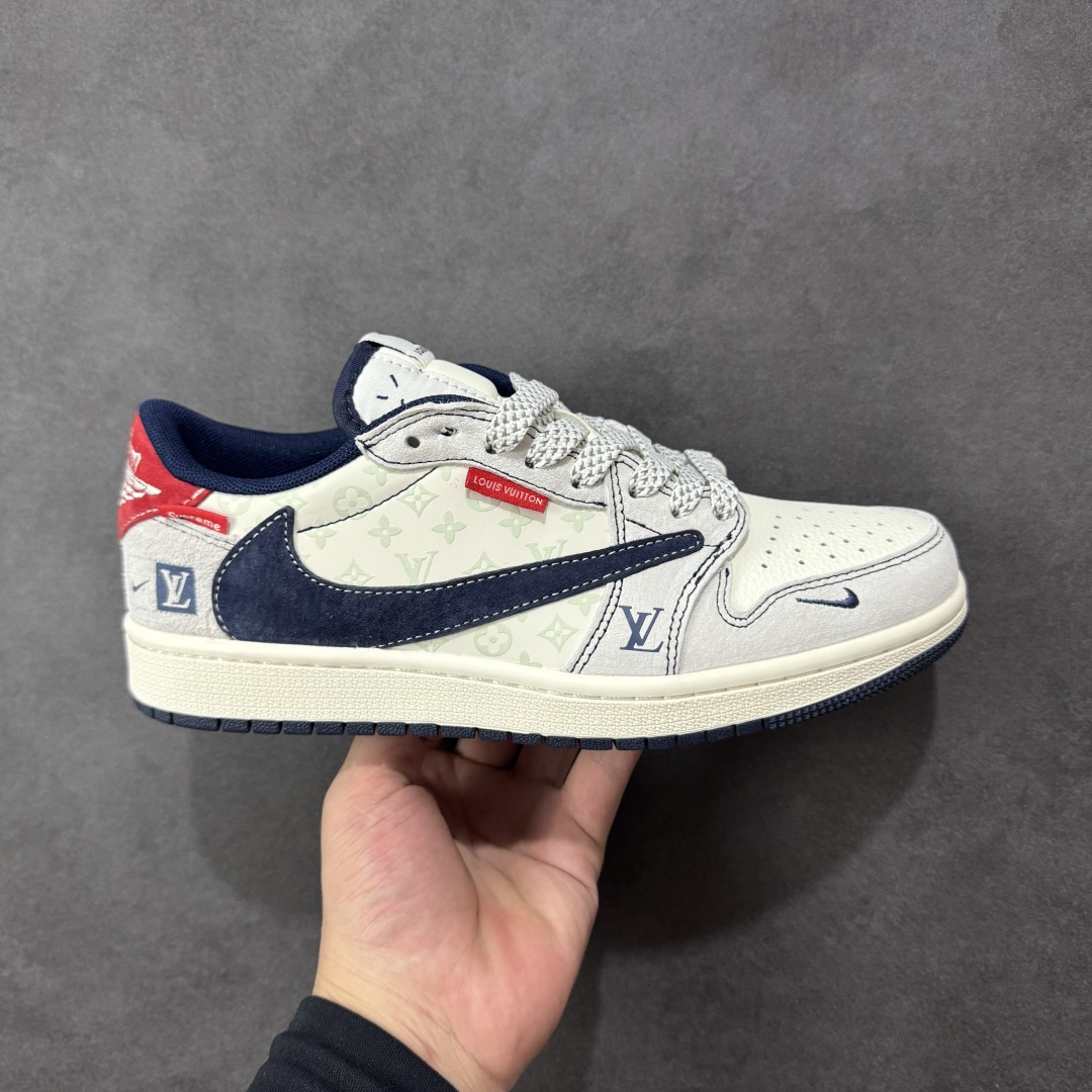 【定制版】Louis Vuitton x Supreme x Travis Scott x Air Jordan 1 Low 路易威登LV x Sup x AJ1 低帮 三方联名 灰蓝红倒钩 AJ1 乔丹1代 aj1 乔1 低邦 灰蓝红倒勾联名 乔丹篮球鞋系列 鞋款整体以米白色为底搭配灰色麂皮框架覆盖层,标志性的反钩Swoosh Logo采用蓝色呈现,内侧也辅以蓝色Swoosh Logo点缀,鞋舌等多处TS标志性元素均得以保留;鞋舌绣标上以LV及Louisu字样呈现,鞋头处LV字样及Swoosh Logo采用蓝色妆点,后跟的Jack厂牌标志以及Wings Logo均采用白色缝线打造,后跟侧下方印有LV字样及红色Supreme绣标,彰显联名身份;最后以米白色中底搭配蓝色橡胶外底完善整体设计收尾。 货号:CX5050-Y15 尺码:36 36.5 37.5 38 38.5 39 40 40.5 41 42 42.5 43 44 44.5 45 编码:HXSB330340-选品中心
