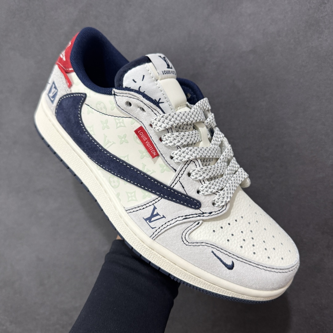 图片[3]-【定制版】Louis Vuitton x Supreme x Travis Scott x Air Jordan 1 Low 路易威登LV x Sup x AJ1 低帮 三方联名 灰蓝红倒钩 AJ1 乔丹1代 aj1 乔1 低邦 灰蓝红倒勾联名 乔丹篮球鞋系列 鞋款整体以米白色为底搭配灰色麂皮框架覆盖层，标志性的反钩Swoosh Logo采用蓝色呈现，内侧也辅以蓝色Swoosh Logo点缀，鞋舌等多处TS标志性元素均得以保留；鞋舌绣标上以LV及Louisu字样呈现，鞋头处LV字样及Swoosh Logo采用蓝色妆点，后跟的Jack厂牌标志以及Wings Logo均采用白色缝线打造，后跟侧下方印有LV字样及红色Supreme绣标，彰显联名身份；最后以米白色中底搭配蓝色橡胶外底完善整体设计收尾。 货号：CX5050-Y15 尺码：36 36.5 37.5 38 38.5 39 40 40.5 41 42 42.5 43 44 44.5 45 编码：HXSB330340-选品中心