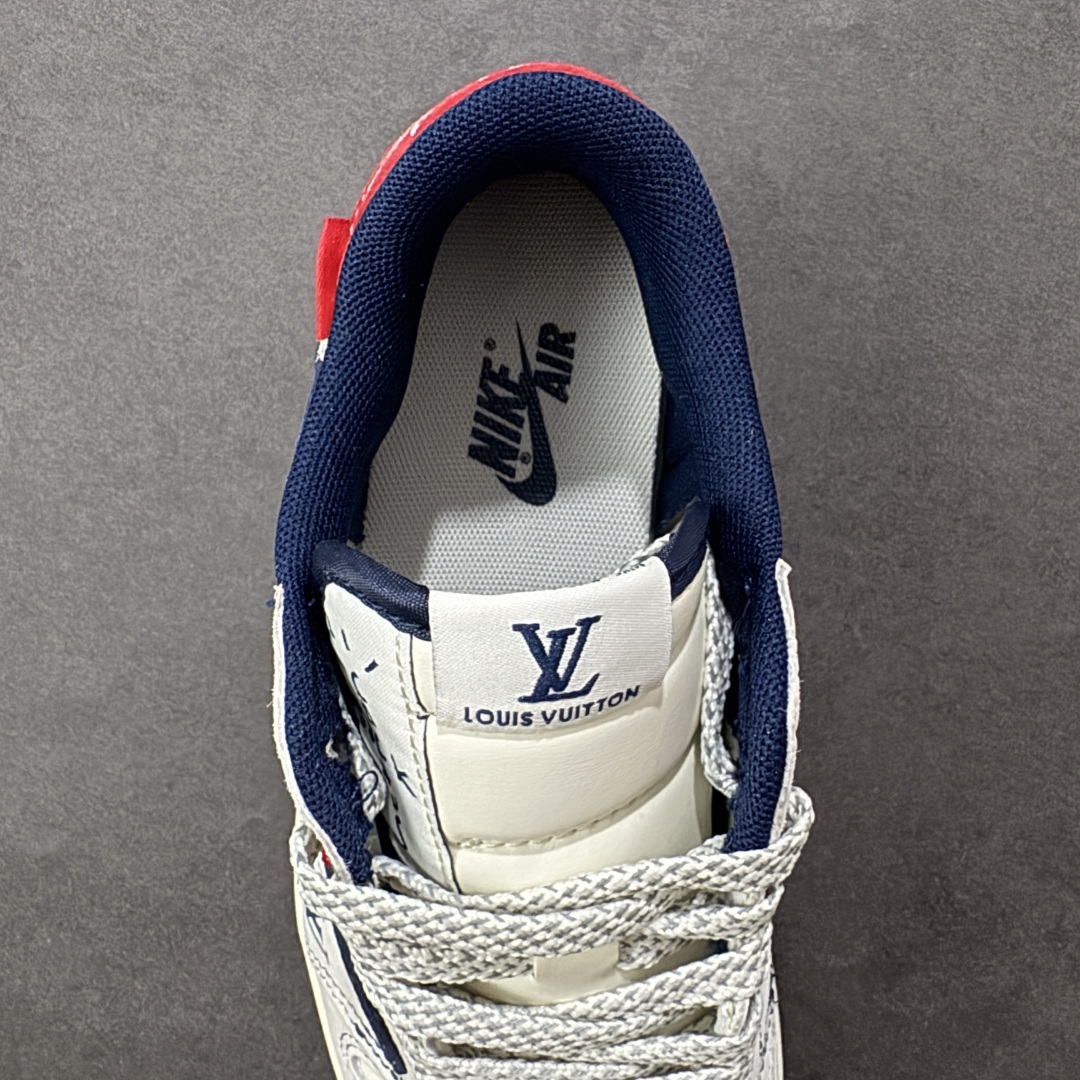 图片[7]-【定制版】Louis Vuitton x Supreme x Travis Scott x Air Jordan 1 Low 路易威登LV x Sup x AJ1 低帮 三方联名 灰蓝红倒钩 AJ1 乔丹1代 aj1 乔1 低邦 灰蓝红倒勾联名 乔丹篮球鞋系列 鞋款整体以米白色为底搭配灰色麂皮框架覆盖层，标志性的反钩Swoosh Logo采用蓝色呈现，内侧也辅以蓝色Swoosh Logo点缀，鞋舌等多处TS标志性元素均得以保留；鞋舌绣标上以LV及Louisu字样呈现，鞋头处LV字样及Swoosh Logo采用蓝色妆点，后跟的Jack厂牌标志以及Wings Logo均采用白色缝线打造，后跟侧下方印有LV字样及红色Supreme绣标，彰显联名身份；最后以米白色中底搭配蓝色橡胶外底完善整体设计收尾。 货号：CX5050-Y15 尺码：36 36.5 37.5 38 38.5 39 40 40.5 41 42 42.5 43 44 44.5 45 编码：HXSB330340-选品中心