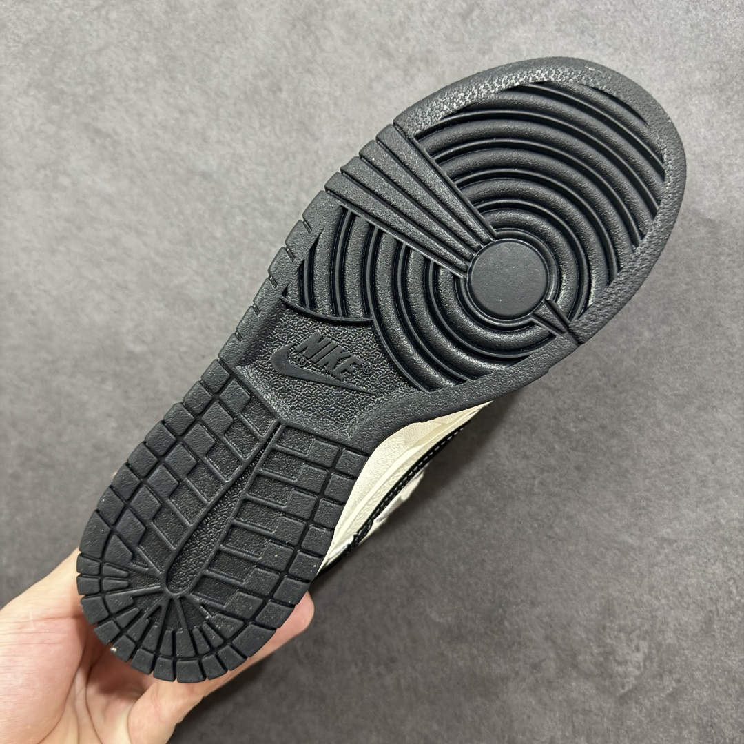 图片[9]-【定制版】Fear Of God x Nike Dunk SB Low FOG x 耐克 SB 低帮 联名白黑 鞋身整体以米白色皮革打造，搭配黑白色帆布框架覆盖层，使鞋款十分百搭，鞋舌绣标上以Feat Of God字样呈现，鞋身两侧的Swoosh Logo采用黑色点缀，鞋舌是网眼布材料，增强了透气性，后跟Nike字样采用白色缝线妆点，鞋头处侧边迷你Swoosh Logo采用白色点缀，后跟印有Fear of God字样，彰显联名身份；最后以米白色中底搭配黑色橡胶外底完善整体设计收尾。 货号：SR2025-002 尺码：36 36.5 37.5 38 38.5 39 40 40.5 41 42 42.5 43 44 44.5 45 编码：HXSB330340-选品中心
