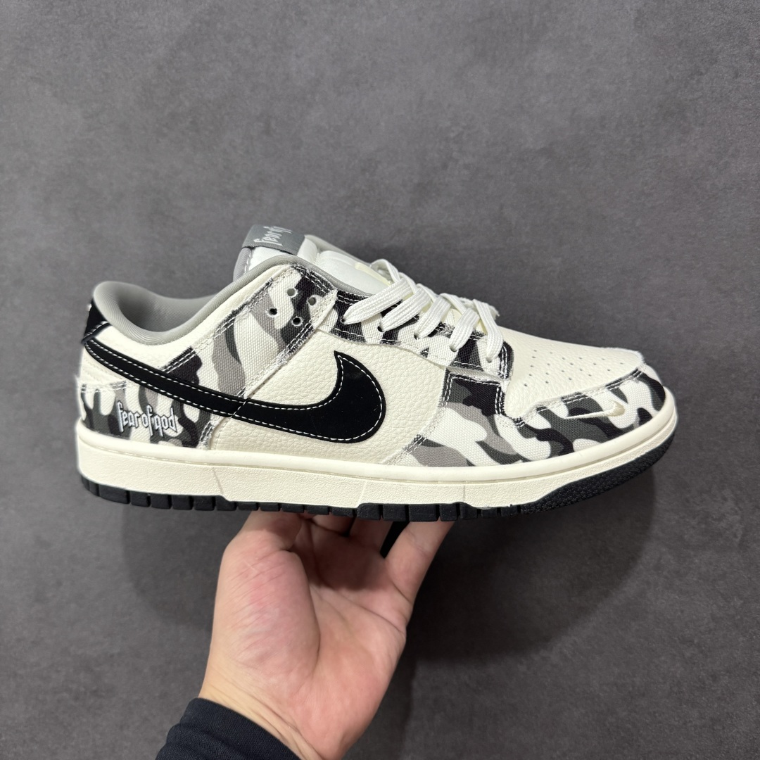 【定制版】Fear Of God x Nike Dunk SB Low FOG x 耐克 SB 低帮 联名白黑 鞋身整体以米白色皮革打造,搭配黑白色帆布框架覆盖层,使鞋款十分百搭,鞋舌绣标上以Feat Of God字样呈现,鞋身两侧的Swoosh Logo采用黑色点缀,鞋舌是网眼布材料,增强了透气性,后跟Nike字样采用白色缝线妆点,鞋头处侧边迷你Swoosh Logo采用白色点缀,后跟印有Fear of God字样,彰显联名身份;最后以米白色中底搭配黑色橡胶外底完善整体设计收尾。 货号:SR2025-002 尺码:36 36.5 37.5 38 38.5 39 40 40.5 41 42 42.5 43 44 44.5 45 编码:HXSB330340-选品中心