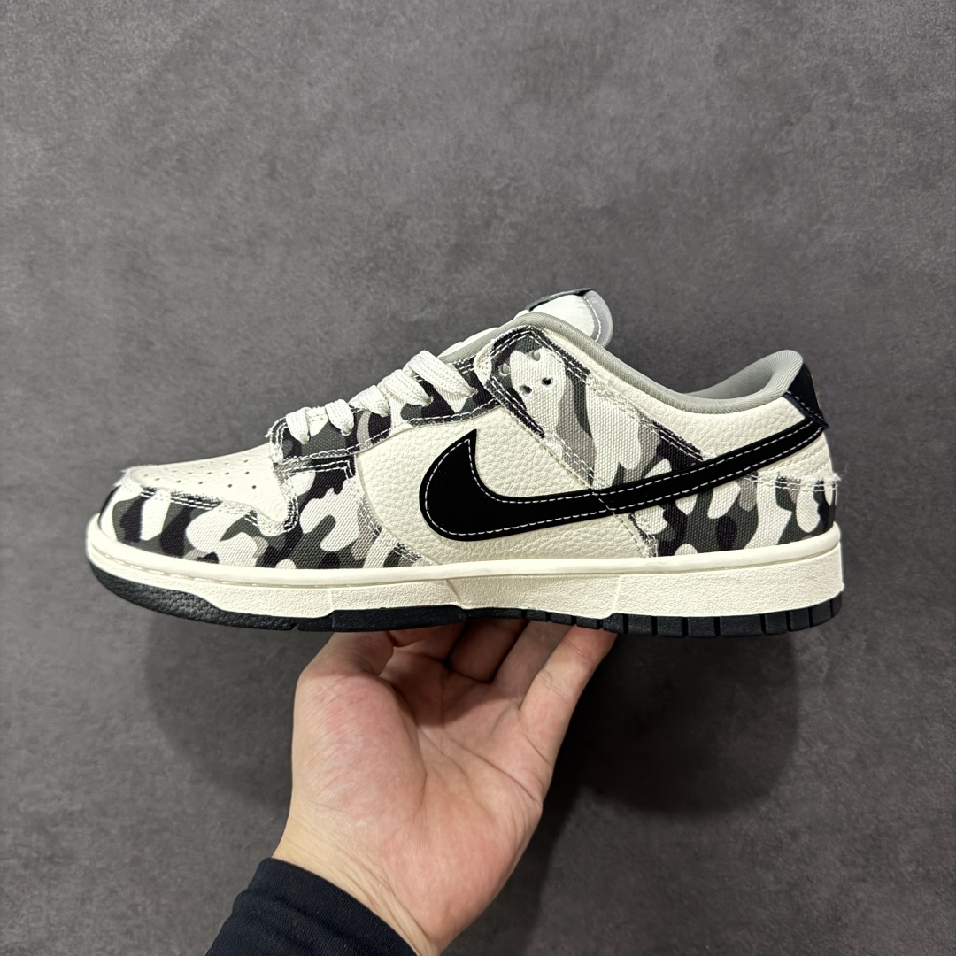 图片[2]-【定制版】Fear Of God x Nike Dunk SB Low FOG x 耐克 SB 低帮 联名白黑 鞋身整体以米白色皮革打造，搭配黑白色帆布框架覆盖层，使鞋款十分百搭，鞋舌绣标上以Feat Of God字样呈现，鞋身两侧的Swoosh Logo采用黑色点缀，鞋舌是网眼布材料，增强了透气性，后跟Nike字样采用白色缝线妆点，鞋头处侧边迷你Swoosh Logo采用白色点缀，后跟印有Fear of God字样，彰显联名身份；最后以米白色中底搭配黑色橡胶外底完善整体设计收尾。 货号：SR2025-002 尺码：36 36.5 37.5 38 38.5 39 40 40.5 41 42 42.5 43 44 44.5 45 编码：HXSB330340-选品中心