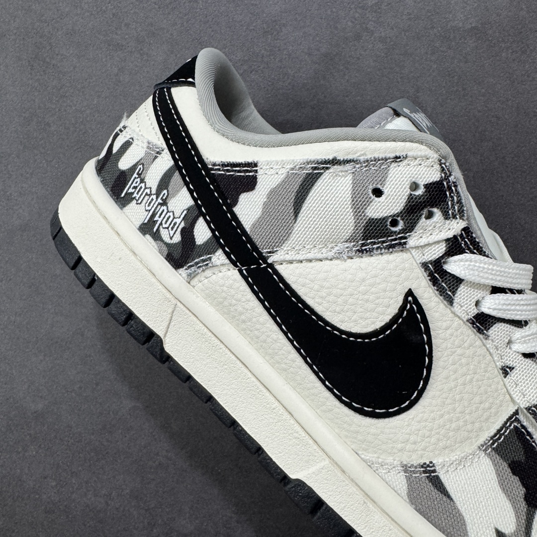 图片[6]-【定制版】Fear Of God x Nike Dunk SB Low FOG x 耐克 SB 低帮 联名白黑 鞋身整体以米白色皮革打造，搭配黑白色帆布框架覆盖层，使鞋款十分百搭，鞋舌绣标上以Feat Of God字样呈现，鞋身两侧的Swoosh Logo采用黑色点缀，鞋舌是网眼布材料，增强了透气性，后跟Nike字样采用白色缝线妆点，鞋头处侧边迷你Swoosh Logo采用白色点缀，后跟印有Fear of God字样，彰显联名身份；最后以米白色中底搭配黑色橡胶外底完善整体设计收尾。 货号：SR2025-002 尺码：36 36.5 37.5 38 38.5 39 40 40.5 41 42 42.5 43 44 44.5 45 编码：HXSB330340-选品中心