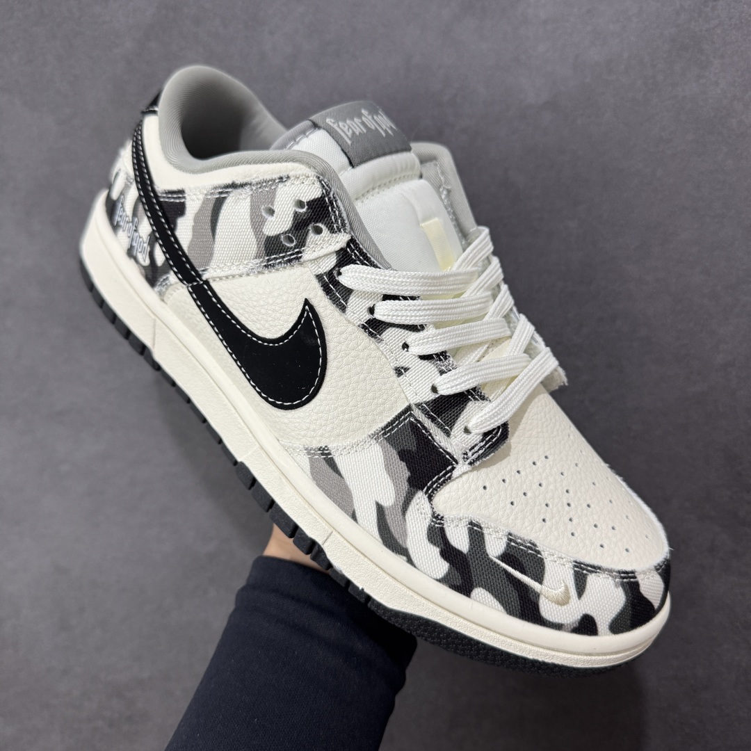 图片[3]-【定制版】Fear Of God x Nike Dunk SB Low FOG x 耐克 SB 低帮 联名白黑 鞋身整体以米白色皮革打造，搭配黑白色帆布框架覆盖层，使鞋款十分百搭，鞋舌绣标上以Feat Of God字样呈现，鞋身两侧的Swoosh Logo采用黑色点缀，鞋舌是网眼布材料，增强了透气性，后跟Nike字样采用白色缝线妆点，鞋头处侧边迷你Swoosh Logo采用白色点缀，后跟印有Fear of God字样，彰显联名身份；最后以米白色中底搭配黑色橡胶外底完善整体设计收尾。 货号：SR2025-002 尺码：36 36.5 37.5 38 38.5 39 40 40.5 41 42 42.5 43 44 44.5 45 编码：HXSB330340-选品中心