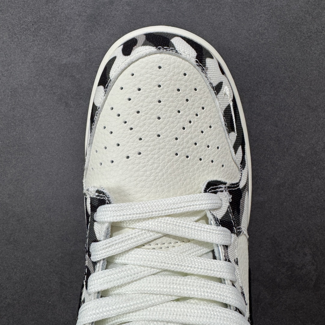 图片[8]-【定制版】Fear Of God x Nike Dunk SB Low FOG x 耐克 SB 低帮 联名白黑 鞋身整体以米白色皮革打造，搭配黑白色帆布框架覆盖层，使鞋款十分百搭，鞋舌绣标上以Feat Of God字样呈现，鞋身两侧的Swoosh Logo采用黑色点缀，鞋舌是网眼布材料，增强了透气性，后跟Nike字样采用白色缝线妆点，鞋头处侧边迷你Swoosh Logo采用白色点缀，后跟印有Fear of God字样，彰显联名身份；最后以米白色中底搭配黑色橡胶外底完善整体设计收尾。 货号：SR2025-002 尺码：36 36.5 37.5 38 38.5 39 40 40.5 41 42 42.5 43 44 44.5 45 编码：HXSB330340-选品中心