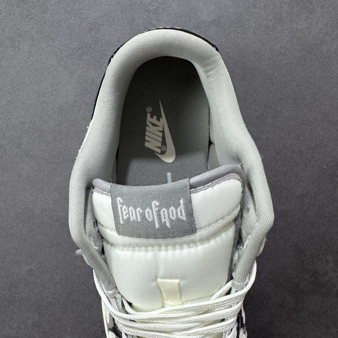 图片[7]-【定制版】Fear Of God x Nike Dunk SB Low FOG x 耐克 SB 低帮 联名白黑 鞋身整体以米白色皮革打造，搭配黑白色帆布框架覆盖层，使鞋款十分百搭，鞋舌绣标上以Feat Of God字样呈现，鞋身两侧的Swoosh Logo采用黑色点缀，鞋舌是网眼布材料，增强了透气性，后跟Nike字样采用白色缝线妆点，鞋头处侧边迷你Swoosh Logo采用白色点缀，后跟印有Fear of God字样，彰显联名身份；最后以米白色中底搭配黑色橡胶外底完善整体设计收尾。 货号：SR2025-002 尺码：36 36.5 37.5 38 38.5 39 40 40.5 41 42 42.5 43 44 44.5 45 编码：HXSB330340-选品中心