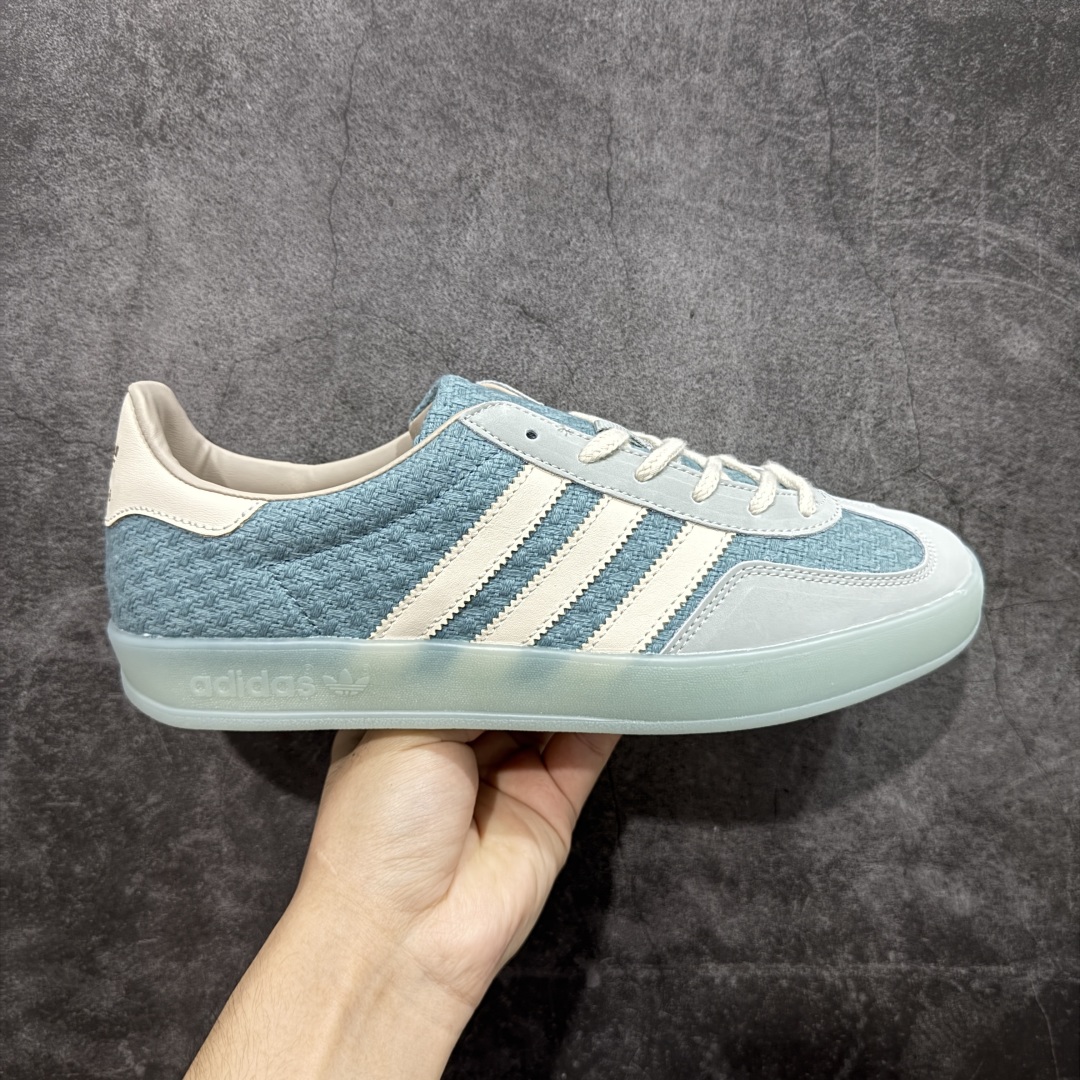【纯原XL版本】Adidas Originals Gazelle INdoor 蓝白 三叶草休闲防滑耐磨低帮板鞋 鞋头出色设计 塑就出众贴合感 稳固的后跟贴合足部曲线设计 软弹舒适 不易磨脚 橡胶鞋底配合防滑纹路设计 平稳抓地 货号:JR8852 尺码:35 36 36.5 37.5 38 38.5 39.5 40 40.5 41.5 42 42.5 43 44 45-选品中心