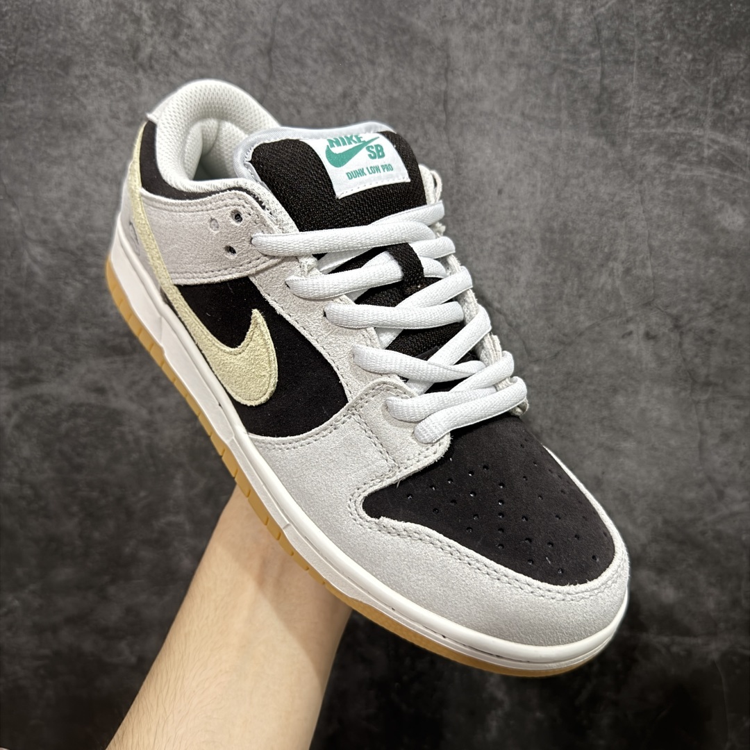 图片[3]-【YC纯原】NK SB Dunk Low 冰啡男孩 HF3704-001 此款以冰咖为灵感，用米白与深棕交织出醇酷与深邃的平衡感，浅米色Swoosh如咖啡拉花般轻盈点缀，鞋侧标志性刺绣增添复古玩味感。暖棕大底压住整体慵懒氛围，低调却不失个性，打造量身定制的潮流穿搭。定制系列天花板 无原鞋不开发 全系列得物原鞋一比一校对开发 配色持续更新中 终端对接 优势输出 全套原厂楦头原纸板数据档案倾力打造 原汁原味莞产 极致还原 圈内最强针车工艺 高端零售指定版 广东原厂配套原盒原标 鞋盒分三个尺码段 原厂冲刀 超高清洁度 全鞋零毛边皮料切割 采用原厂百宏鞋带以及原厂百宏织唛舌标 内标可供原厂几率过验 进口原装条纹中底布 四线拉帮白色点胶 原厂拉帮手法遵循公司 原厂电绣 极致还原 尺码：40 40.5 41 42 42.5 43 44 44.5 45 46-选品中心