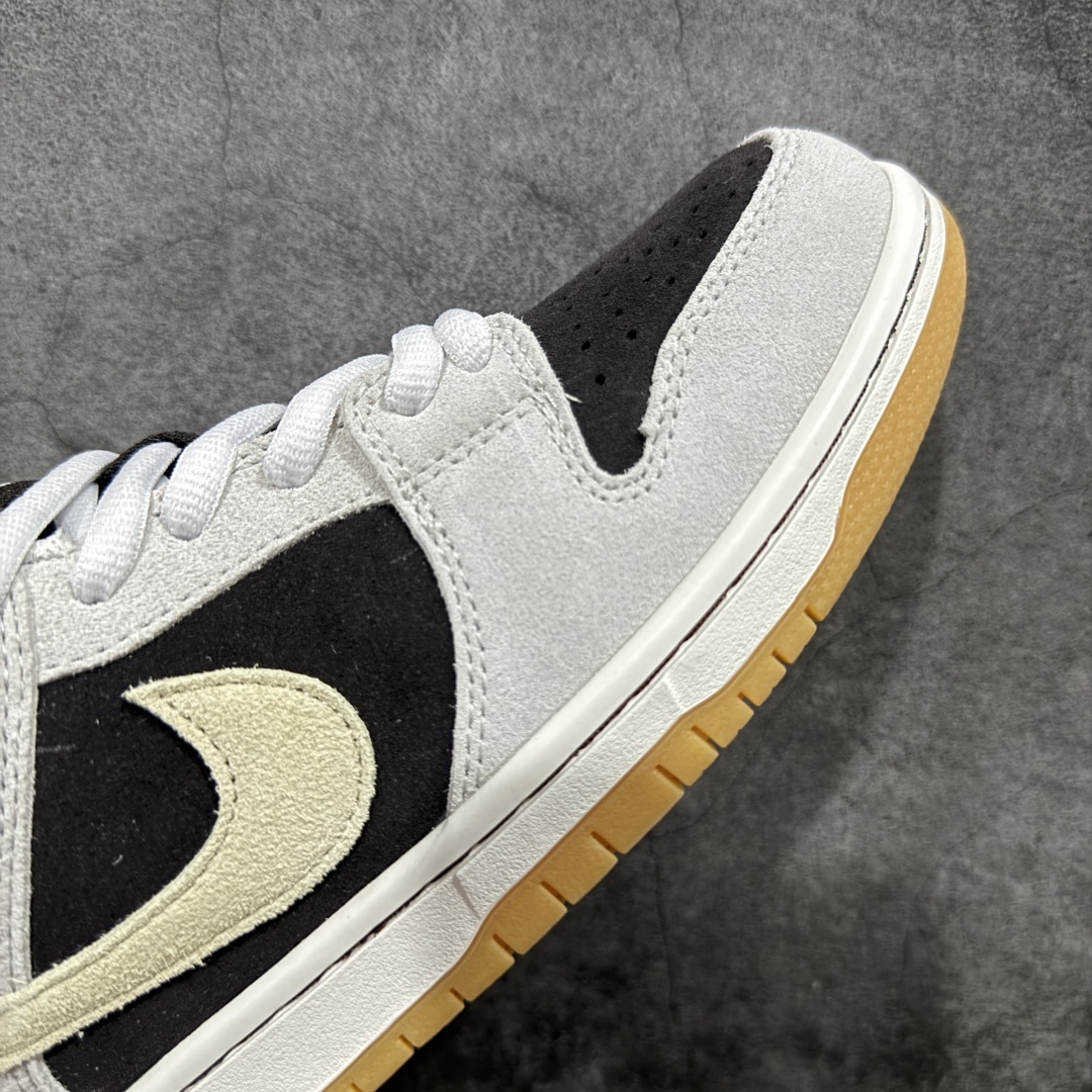 图片[6]-【YC纯原】NK SB Dunk Low 冰啡男孩 HF3704-001 此款以冰咖为灵感，用米白与深棕交织出醇酷与深邃的平衡感，浅米色Swoosh如咖啡拉花般轻盈点缀，鞋侧标志性刺绣增添复古玩味感。暖棕大底压住整体慵懒氛围，低调却不失个性，打造量身定制的潮流穿搭。定制系列天花板 无原鞋不开发 全系列得物原鞋一比一校对开发 配色持续更新中 终端对接 优势输出 全套原厂楦头原纸板数据档案倾力打造 原汁原味莞产 极致还原 圈内最强针车工艺 高端零售指定版 广东原厂配套原盒原标 鞋盒分三个尺码段 原厂冲刀 超高清洁度 全鞋零毛边皮料切割 采用原厂百宏鞋带以及原厂百宏织唛舌标 内标可供原厂几率过验 进口原装条纹中底布 四线拉帮白色点胶 原厂拉帮手法遵循公司 原厂电绣 极致还原 尺码：40 40.5 41 42 42.5 43 44 44.5 45 46-选品中心