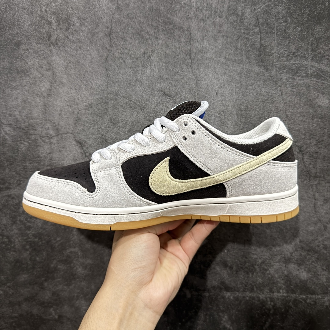 图片[2]-【YC纯原】NK SB Dunk Low 冰啡男孩 HF3704-001 此款以冰咖为灵感，用米白与深棕交织出醇酷与深邃的平衡感，浅米色Swoosh如咖啡拉花般轻盈点缀，鞋侧标志性刺绣增添复古玩味感。暖棕大底压住整体慵懒氛围，低调却不失个性，打造量身定制的潮流穿搭。定制系列天花板 无原鞋不开发 全系列得物原鞋一比一校对开发 配色持续更新中 终端对接 优势输出 全套原厂楦头原纸板数据档案倾力打造 原汁原味莞产 极致还原 圈内最强针车工艺 高端零售指定版 广东原厂配套原盒原标 鞋盒分三个尺码段 原厂冲刀 超高清洁度 全鞋零毛边皮料切割 采用原厂百宏鞋带以及原厂百宏织唛舌标 内标可供原厂几率过验 进口原装条纹中底布 四线拉帮白色点胶 原厂拉帮手法遵循公司 原厂电绣 极致还原 尺码：40 40.5 41 42 42.5 43 44 44.5 45 46-选品中心