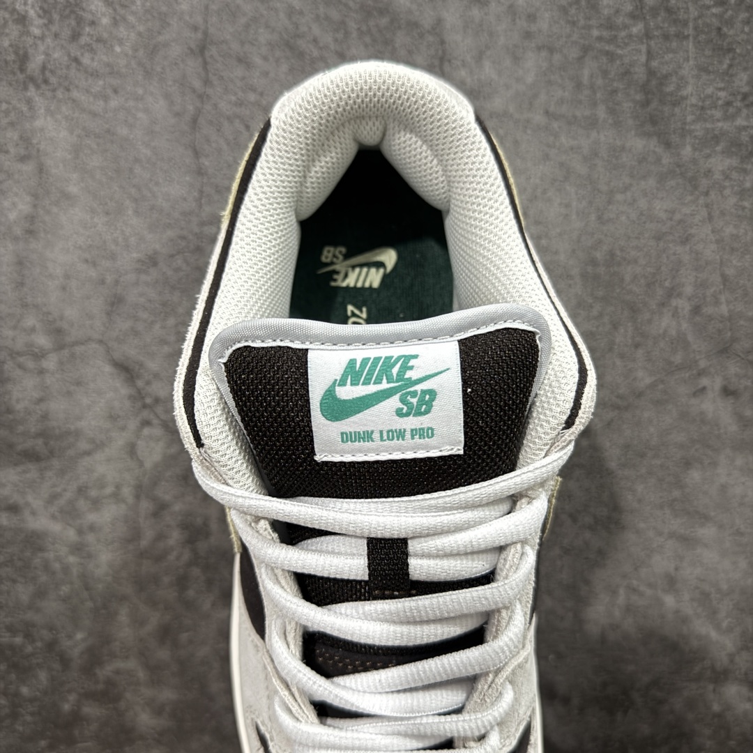 图片[8]-【YC纯原】NK SB Dunk Low 冰啡男孩 HF3704-001 此款以冰咖为灵感，用米白与深棕交织出醇酷与深邃的平衡感，浅米色Swoosh如咖啡拉花般轻盈点缀，鞋侧标志性刺绣增添复古玩味感。暖棕大底压住整体慵懒氛围，低调却不失个性，打造量身定制的潮流穿搭。定制系列天花板 无原鞋不开发 全系列得物原鞋一比一校对开发 配色持续更新中 终端对接 优势输出 全套原厂楦头原纸板数据档案倾力打造 原汁原味莞产 极致还原 圈内最强针车工艺 高端零售指定版 广东原厂配套原盒原标 鞋盒分三个尺码段 原厂冲刀 超高清洁度 全鞋零毛边皮料切割 采用原厂百宏鞋带以及原厂百宏织唛舌标 内标可供原厂几率过验 进口原装条纹中底布 四线拉帮白色点胶 原厂拉帮手法遵循公司 原厂电绣 极致还原 尺码：40 40.5 41 42 42.5 43 44 44.5 45 46-选品中心