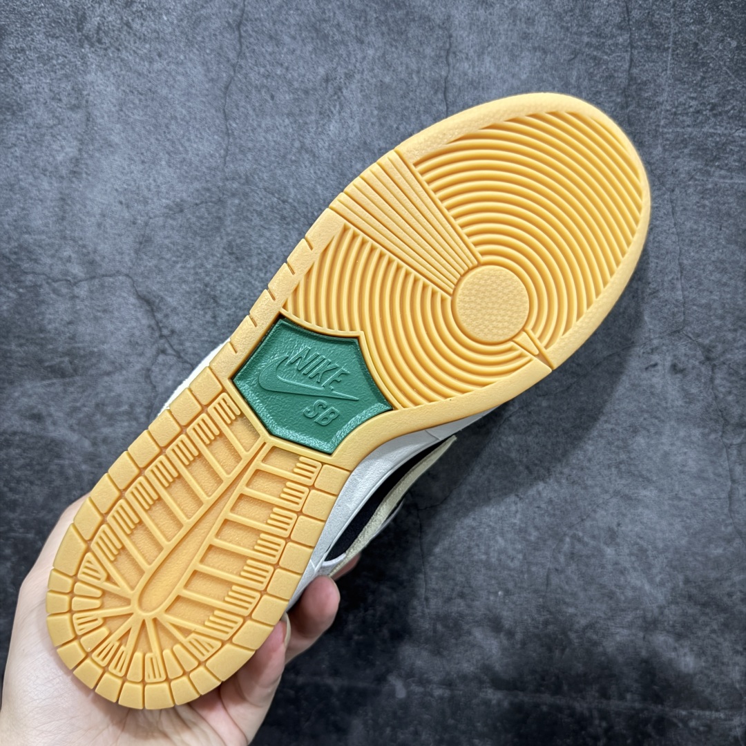 图片[9]-【YC纯原】NK SB Dunk Low 冰啡男孩 HF3704-001 此款以冰咖为灵感，用米白与深棕交织出醇酷与深邃的平衡感，浅米色Swoosh如咖啡拉花般轻盈点缀，鞋侧标志性刺绣增添复古玩味感。暖棕大底压住整体慵懒氛围，低调却不失个性，打造量身定制的潮流穿搭。定制系列天花板 无原鞋不开发 全系列得物原鞋一比一校对开发 配色持续更新中 终端对接 优势输出 全套原厂楦头原纸板数据档案倾力打造 原汁原味莞产 极致还原 圈内最强针车工艺 高端零售指定版 广东原厂配套原盒原标 鞋盒分三个尺码段 原厂冲刀 超高清洁度 全鞋零毛边皮料切割 采用原厂百宏鞋带以及原厂百宏织唛舌标 内标可供原厂几率过验 进口原装条纹中底布 四线拉帮白色点胶 原厂拉帮手法遵循公司 原厂电绣 极致还原 尺码：40 40.5 41 42 42.5 43 44 44.5 45 46-选品中心