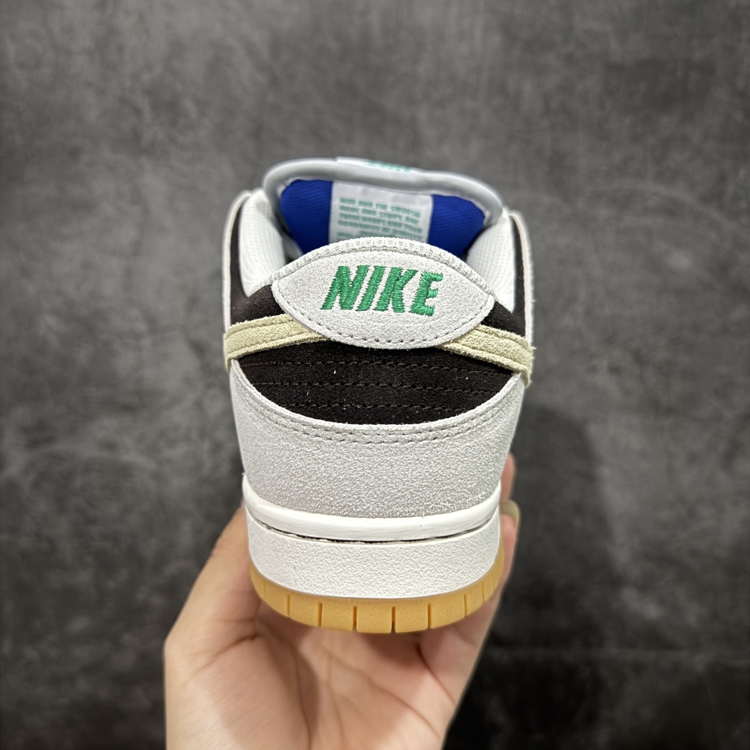图片[4]-【YC纯原】NK SB Dunk Low 冰啡男孩 HF3704-001 此款以冰咖为灵感，用米白与深棕交织出醇酷与深邃的平衡感，浅米色Swoosh如咖啡拉花般轻盈点缀，鞋侧标志性刺绣增添复古玩味感。暖棕大底压住整体慵懒氛围，低调却不失个性，打造量身定制的潮流穿搭。定制系列天花板 无原鞋不开发 全系列得物原鞋一比一校对开发 配色持续更新中 终端对接 优势输出 全套原厂楦头原纸板数据档案倾力打造 原汁原味莞产 极致还原 圈内最强针车工艺 高端零售指定版 广东原厂配套原盒原标 鞋盒分三个尺码段 原厂冲刀 超高清洁度 全鞋零毛边皮料切割 采用原厂百宏鞋带以及原厂百宏织唛舌标 内标可供原厂几率过验 进口原装条纹中底布 四线拉帮白色点胶 原厂拉帮手法遵循公司 原厂电绣 极致还原 尺码：40 40.5 41 42 42.5 43 44 44.5 45 46-选品中心