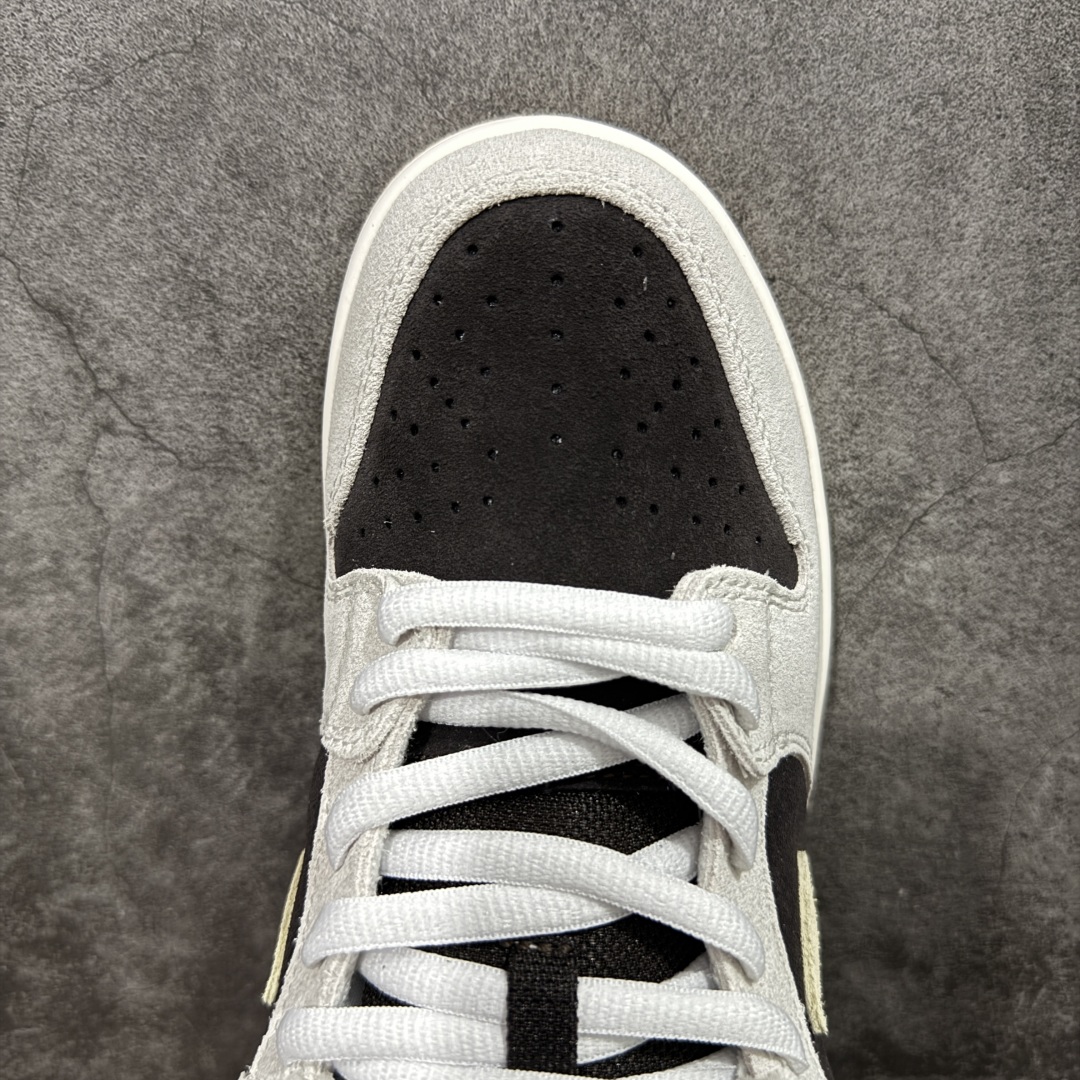 图片[5]-【YC纯原】NK SB Dunk Low 冰啡男孩 HF3704-001 此款以冰咖为灵感，用米白与深棕交织出醇酷与深邃的平衡感，浅米色Swoosh如咖啡拉花般轻盈点缀，鞋侧标志性刺绣增添复古玩味感。暖棕大底压住整体慵懒氛围，低调却不失个性，打造量身定制的潮流穿搭。定制系列天花板 无原鞋不开发 全系列得物原鞋一比一校对开发 配色持续更新中 终端对接 优势输出 全套原厂楦头原纸板数据档案倾力打造 原汁原味莞产 极致还原 圈内最强针车工艺 高端零售指定版 广东原厂配套原盒原标 鞋盒分三个尺码段 原厂冲刀 超高清洁度 全鞋零毛边皮料切割 采用原厂百宏鞋带以及原厂百宏织唛舌标 内标可供原厂几率过验 进口原装条纹中底布 四线拉帮白色点胶 原厂拉帮手法遵循公司 原厂电绣 极致还原 尺码：40 40.5 41 42 42.5 43 44 44.5 45 46-选品中心