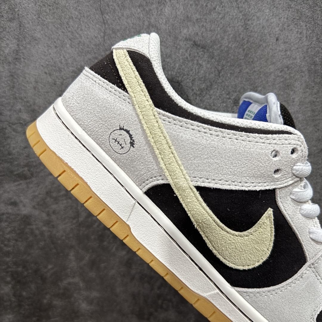 图片[7]-【YC纯原】NK SB Dunk Low 冰啡男孩 HF3704-001 此款以冰咖为灵感，用米白与深棕交织出醇酷与深邃的平衡感，浅米色Swoosh如咖啡拉花般轻盈点缀，鞋侧标志性刺绣增添复古玩味感。暖棕大底压住整体慵懒氛围，低调却不失个性，打造量身定制的潮流穿搭。定制系列天花板 无原鞋不开发 全系列得物原鞋一比一校对开发 配色持续更新中 终端对接 优势输出 全套原厂楦头原纸板数据档案倾力打造 原汁原味莞产 极致还原 圈内最强针车工艺 高端零售指定版 广东原厂配套原盒原标 鞋盒分三个尺码段 原厂冲刀 超高清洁度 全鞋零毛边皮料切割 采用原厂百宏鞋带以及原厂百宏织唛舌标 内标可供原厂几率过验 进口原装条纹中底布 四线拉帮白色点胶 原厂拉帮手法遵循公司 原厂电绣 极致还原 尺码：40 40.5 41 42 42.5 43 44 44.5 45 46-选品中心