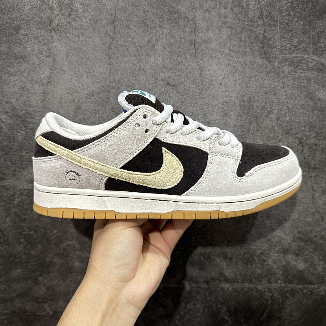 【YC纯原】NK SB Dunk Low 冰啡男孩 HF3704-001 此款以冰咖为灵感,用米白与深棕交织出醇酷与深邃的平衡感,浅米色Swoosh如咖啡拉花般轻盈点缀,鞋侧标志性刺绣增添复古玩味感。暖棕大底压住整体慵懒氛围,低调却不失个性,打造量身定制的潮流穿搭。定制系列天花板 无原鞋不开发 全系列得物原鞋一比一校对开发 配色持续更新中 终端对接 优势输出 全套原厂楦头原纸板数据档案倾力打造 原汁原味莞产 极致还原 圈内最强针车工艺 高端零售指定版 广东原厂配套原盒原标 鞋盒分三个尺码段 原厂冲刀 超高清洁度 全鞋零毛边皮料切割 采用原厂百宏鞋带以及原厂百宏织唛舌标 内标可供原厂几率过验 进口原装条纹中底布 四线拉帮白色点胶 原厂拉帮手法遵循公司 原厂电绣 极致还原 尺码:40 40.5 41 42 42.5 43 44 44.5 45 46-选品中心