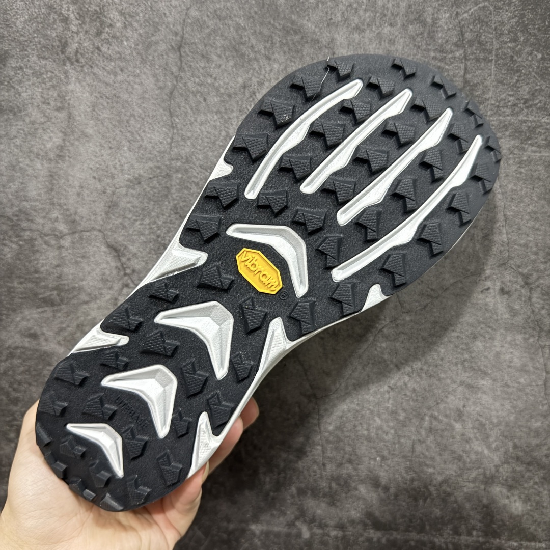 图片[9]-【纯原版】MONTBLANC/万宝龙 x Altra奥创 M OLYMPUS 6 缓震回弹轻量跑鞋减震透气跑鞋 美国专业跑鞋品牌，国内越野跑市场占有量前三 全掌碳板 高科技大底 采用MaxTrac™中底+Vibram®Megagrip外底，适合长距离越野跑。Altra标志性的FootShape™宽鞋头，适合宽脚或需要脚趾自然舒展的跑者。Vibram®大底提供超强抓地力，适应泥地、碎石、湿滑路面。GaiterTrap™鞋面设计，防止碎石进入。 尺码： 39-46-选品中心