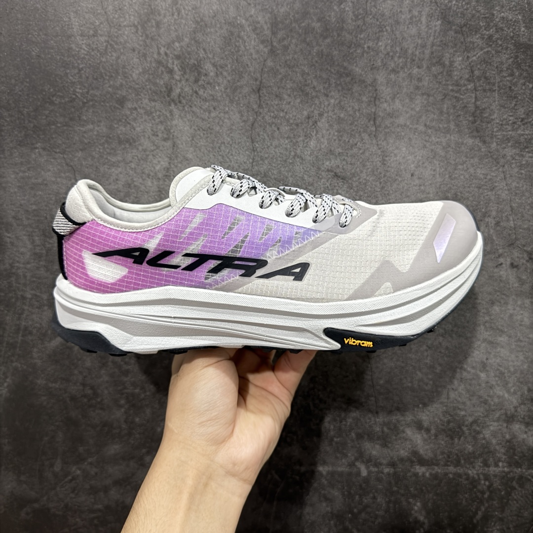 【纯原版】MONTBLANC/万宝龙 x Altra奥创 M OLYMPUS 6 缓震回弹轻量跑鞋减震透气跑鞋 美国专业跑鞋品牌，国内越野跑市场占有量前三 全掌碳板 高科技大底 采用MaxTrac™中底+Vibram®Megagrip外底，适合长距离越野跑。Altra标志性的FootShape™宽鞋头，适合宽脚或需要脚趾自然舒展的跑者。Vibram®大底提供超强抓地力，适应泥地、碎石、湿滑路面。GaiterTrap™鞋面设计，防止碎石进入。 尺码： 39-46-选品中心