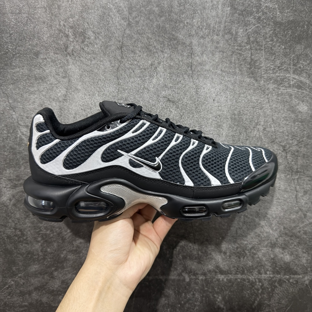 【Max纯原版】Nike Air Max Plus TN气垫系列跑鞋 全新一比一高端版本 真正的市场T1品质 更多配色陆续出货 真正的用心研发 一点一点抠出来的 品质 品控细节 随便闭眼对比市场任何版本 全套原纸板楦头开发 完美呈现版型 工艺流程均与原鞋保持一致 Turned Air 中底缓震技术 鞋面弧度与大底弧度一致 鞋头正确TPU材质 鞋面高频TPU材质1.0厚度 原鞋一致层次感 超越公司货的品控标准 多道QC质检 货号:HQ3029-001 尺码:36 36.5 37.5 38 38.5 39 40 40.5 41 42 42.5 43 44 44.5 45 46-选品中心