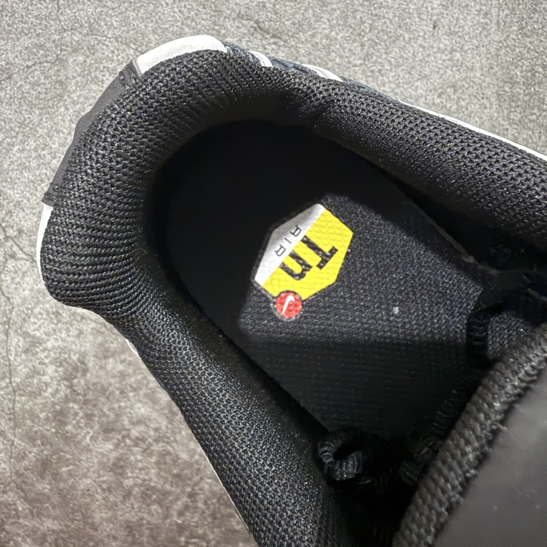 图片[8]-【Max纯原版】Nike Air Max Plus TN气垫系列跑鞋 全新一比一高端版本 真正的市场T1品质 更多配色陆续出货 真正的用心研发 一点一点抠出来的 品质 品控细节 随便闭眼对比市场任何版本 全套原纸板楦头开发 完美呈现版型 工艺流程均与原鞋保持一致 Turned Air 中底缓震技术 鞋面弧度与大底弧度一致 鞋头正确TPU材质 鞋面高频TPU材质1.0厚度 原鞋一致层次感 超越公司货的品控标准 多道QC质检 货号：HQ3029-001 尺码：36 36.5 37.5 38 38.5 39 40 40.5 41 42 42.5 43 44 44.5 45 46-选品中心