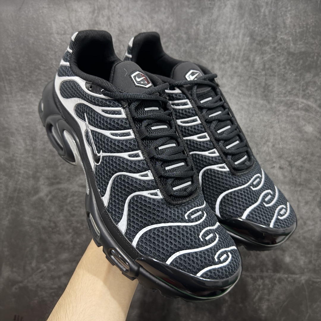 【Max纯原版】Nike Air Max Plus TN气垫系列跑鞋 全新一比一高端版本 真正的市场T1品质 更多配色陆续出货 真正的用心研发 一点一点抠出来的 品质 品控细节 随便闭眼对比市场任何版本 全套原纸板楦头开发 完美呈现版型 工艺流程均与原鞋保持一致 Turned Air 中底缓震技术 鞋面弧度与大底弧度一致 鞋头正确TPU材质 鞋面高频TPU材质1.0厚度 原鞋一致层次感 超越公司货的品控标准 多道QC质检 货号:HQ3029-001 尺码:36 36.5 37.5 38 38.5 39 40 40.5 41 42 42.5 43 44 44.5 45 46-选品中心