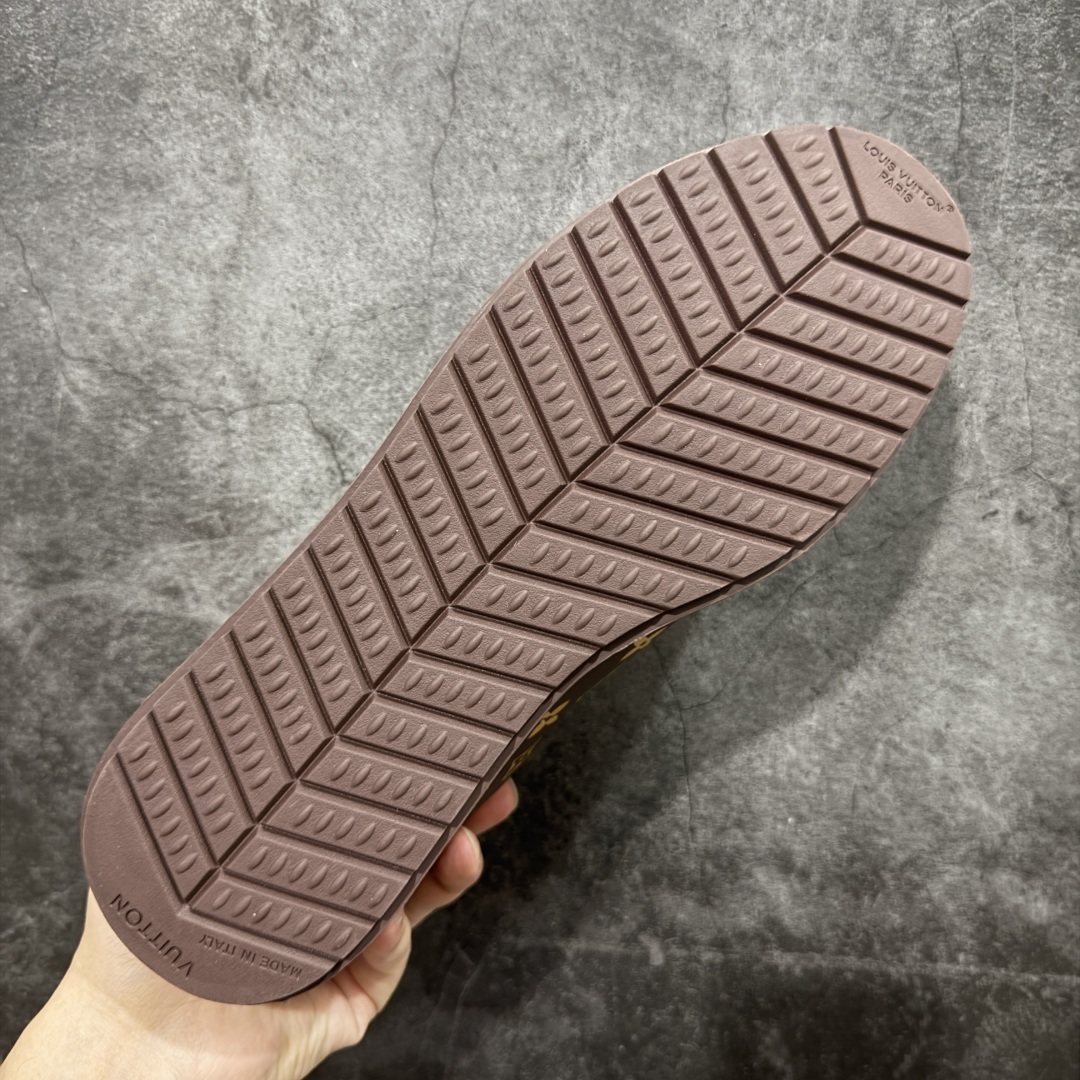 图片[9]-【外贸专供版】Nigo x Louis Vuitton LV联名款 阿甘 低帮运动休闲鞋 大厂出品 品质板正 此次系列包括从简约风格的运动鞋到引人注目的跑鞋 LV 以其标志性的厚底和现代美学脱颖而出 而其他款式则采用了奢华的麂皮 皮革和帆布等材质 一些运动鞋设计富有未来感 强调功能性与舒适性 并向运动风格的奢华鞋履迈进 每个细节都按原版1：1开发 面料 头层皮 内里 进口透气网里 鞋底原版开模防滑TPU材质 底厚3CM 尺码：36 37 38 39 40 41 42 43 44 45 46-选品中心