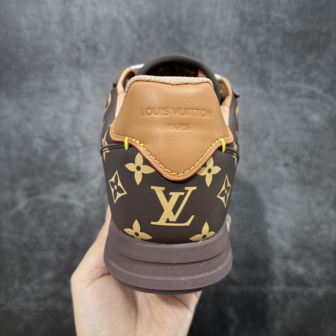 图片[4]-【外贸专供版】Nigo x Louis Vuitton LV联名款 阿甘 低帮运动休闲鞋 大厂出品 品质板正 此次系列包括从简约风格的运动鞋到引人注目的跑鞋 LV 以其标志性的厚底和现代美学脱颖而出 而其他款式则采用了奢华的麂皮 皮革和帆布等材质 一些运动鞋设计富有未来感 强调功能性与舒适性 并向运动风格的奢华鞋履迈进 每个细节都按原版1：1开发 面料 头层皮 内里 进口透气网里 鞋底原版开模防滑TPU材质 底厚3CM 尺码：36 37 38 39 40 41 42 43 44 45 46-选品中心