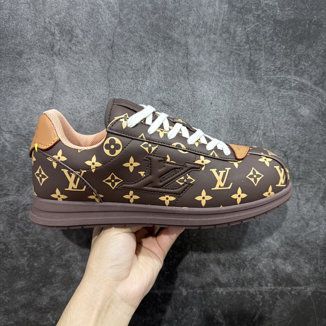 【外贸专供版】Nigo x Louis Vuitton LV联名款 阿甘 低帮运动休闲鞋 大厂出品 品质板正 此次系列包括从简约风格的运动鞋到引人注目的跑鞋 LV 以其标志性的厚底和现代美学脱颖而出 而其他款式则采用了奢华的麂皮 皮革和帆布等材质 一些运动鞋设计富有未来感 强调功能性与舒适性 并向运动风格的奢华鞋履迈进 每个细节都按原版1:1开发 面料 头层皮 内里 进口透气网里 鞋底原版开模防滑TPU材质 底厚3CM 尺码:36 37 38 39 40 41 42 43 44 45 46-选品中心