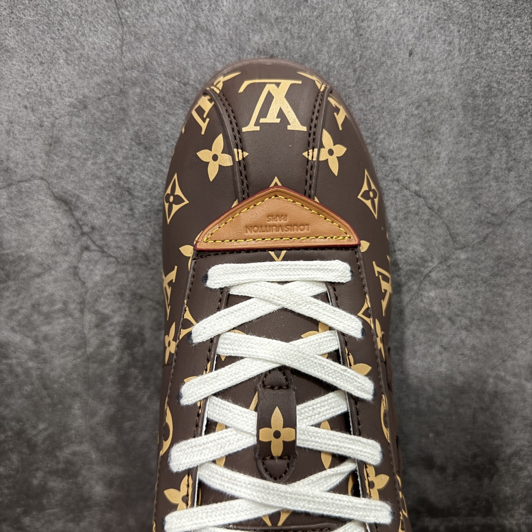 图片[5]-【外贸专供版】Nigo x Louis Vuitton LV联名款 阿甘 低帮运动休闲鞋 大厂出品 品质板正 此次系列包括从简约风格的运动鞋到引人注目的跑鞋 LV 以其标志性的厚底和现代美学脱颖而出 而其他款式则采用了奢华的麂皮 皮革和帆布等材质 一些运动鞋设计富有未来感 强调功能性与舒适性 并向运动风格的奢华鞋履迈进 每个细节都按原版1：1开发 面料 头层皮 内里 进口透气网里 鞋底原版开模防滑TPU材质 底厚3CM 尺码：36 37 38 39 40 41 42 43 44 45 46-选品中心