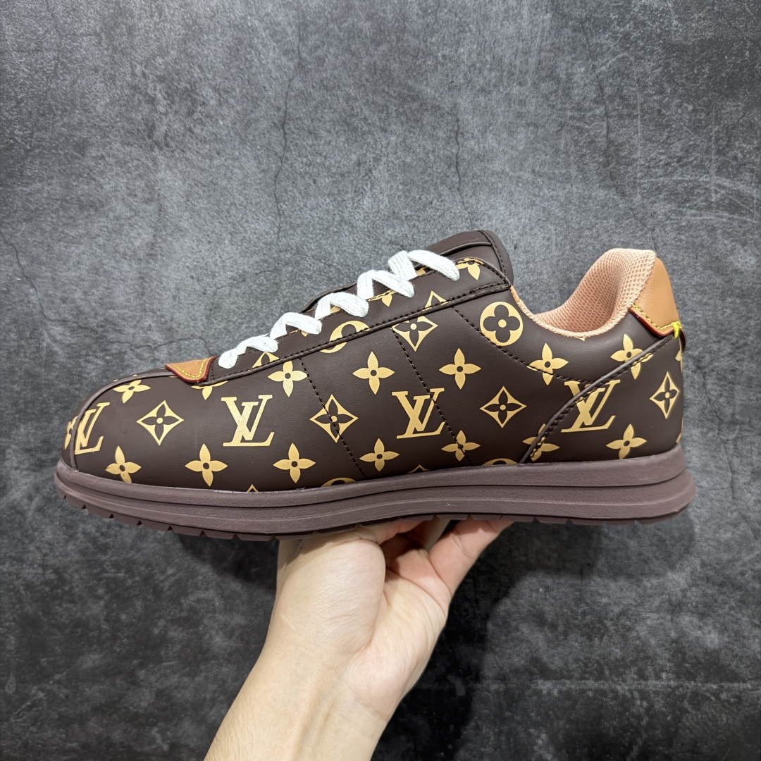 图片[2]-【外贸专供版】Nigo x Louis Vuitton LV联名款 阿甘 低帮运动休闲鞋 大厂出品 品质板正 此次系列包括从简约风格的运动鞋到引人注目的跑鞋 LV 以其标志性的厚底和现代美学脱颖而出 而其他款式则采用了奢华的麂皮 皮革和帆布等材质 一些运动鞋设计富有未来感 强调功能性与舒适性 并向运动风格的奢华鞋履迈进 每个细节都按原版1：1开发 面料 头层皮 内里 进口透气网里 鞋底原版开模防滑TPU材质 底厚3CM 尺码：36 37 38 39 40 41 42 43 44 45 46-选品中心