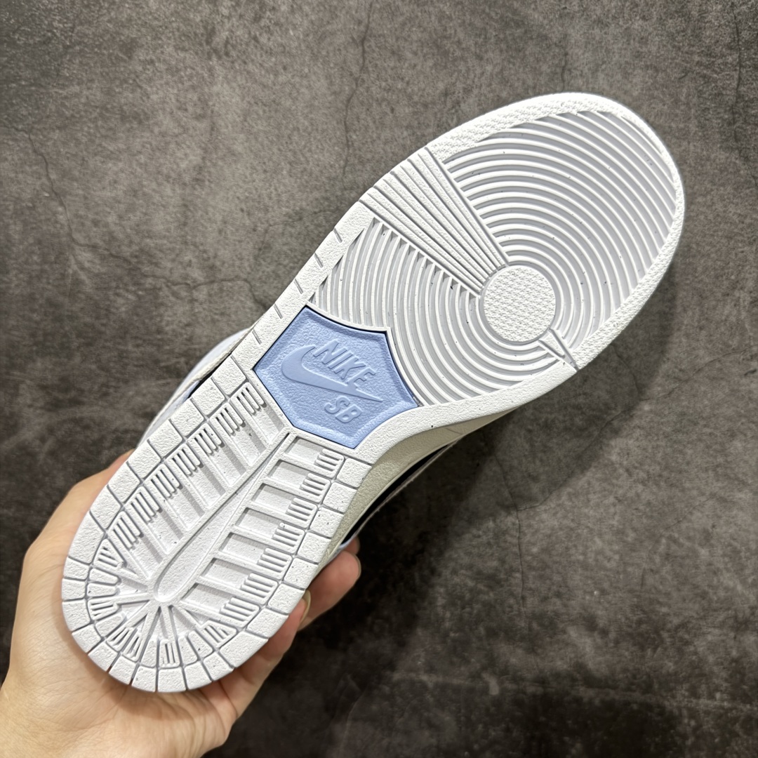 图片[9]-【免修ST版本】Nike Dunk SB Low Pro \”Aluminum Black\” 耐克 SB 低帮 蓝黑 男女同款 防滑耐磨低邦板鞋 鞋身整体以黑色麂皮打造，搭配蓝色麂皮框架覆盖层，通过深浅对比营造出立体的视觉层次感；鞋身两侧Swoosh Logos采用白色点缀，低调又不失个性；鞋舌上Nike Swoosh Logo也辅以白色呈现，强化了品牌辨识度，最后以米白色中底搭配蓝色橡胶外底完善z整体设计收尾。 货号：HF3063-400 尺码：36 36.5 37.5 38 38.5 39 40 40.5 41 42 42.5 43 44 44.5 45 46-选品中心