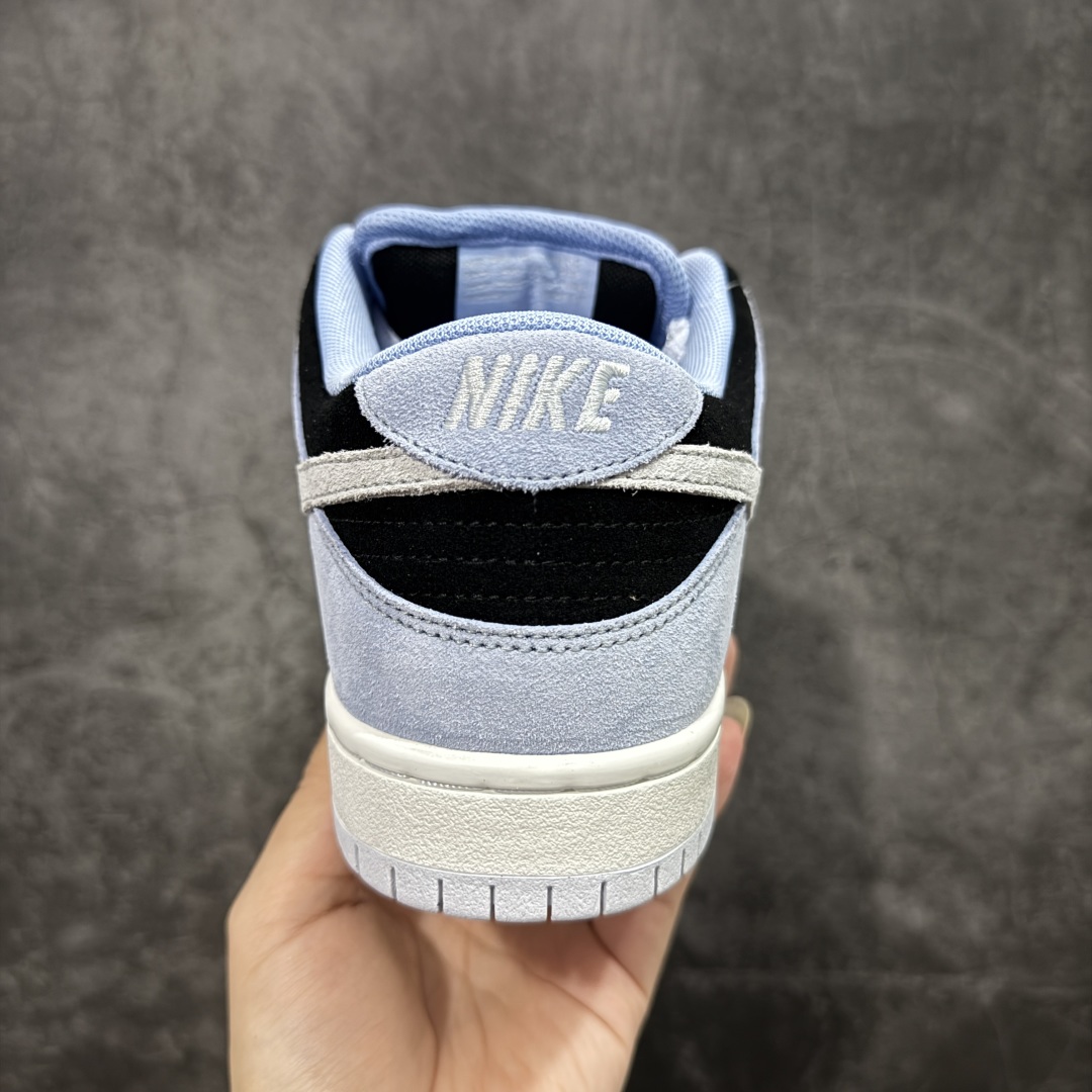 图片[4]-【免修ST版本】Nike Dunk SB Low Pro \”Aluminum Black\” 耐克 SB 低帮 蓝黑 男女同款 防滑耐磨低邦板鞋 鞋身整体以黑色麂皮打造，搭配蓝色麂皮框架覆盖层，通过深浅对比营造出立体的视觉层次感；鞋身两侧Swoosh Logos采用白色点缀，低调又不失个性；鞋舌上Nike Swoosh Logo也辅以白色呈现，强化了品牌辨识度，最后以米白色中底搭配蓝色橡胶外底完善z整体设计收尾。 货号：HF3063-400 尺码：36 36.5 37.5 38 38.5 39 40 40.5 41 42 42.5 43 44 44.5 45 46-选品中心