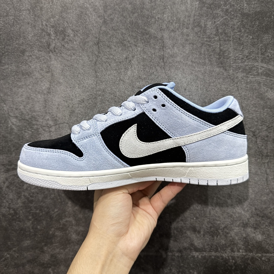 图片[2]-【免修ST版本】Nike Dunk SB Low Pro \”Aluminum Black\” 耐克 SB 低帮 蓝黑 男女同款 防滑耐磨低邦板鞋 鞋身整体以黑色麂皮打造，搭配蓝色麂皮框架覆盖层，通过深浅对比营造出立体的视觉层次感；鞋身两侧Swoosh Logos采用白色点缀，低调又不失个性；鞋舌上Nike Swoosh Logo也辅以白色呈现，强化了品牌辨识度，最后以米白色中底搭配蓝色橡胶外底完善z整体设计收尾。 货号：HF3063-400 尺码：36 36.5 37.5 38 38.5 39 40 40.5 41 42 42.5 43 44 44.5 45 46-选品中心
