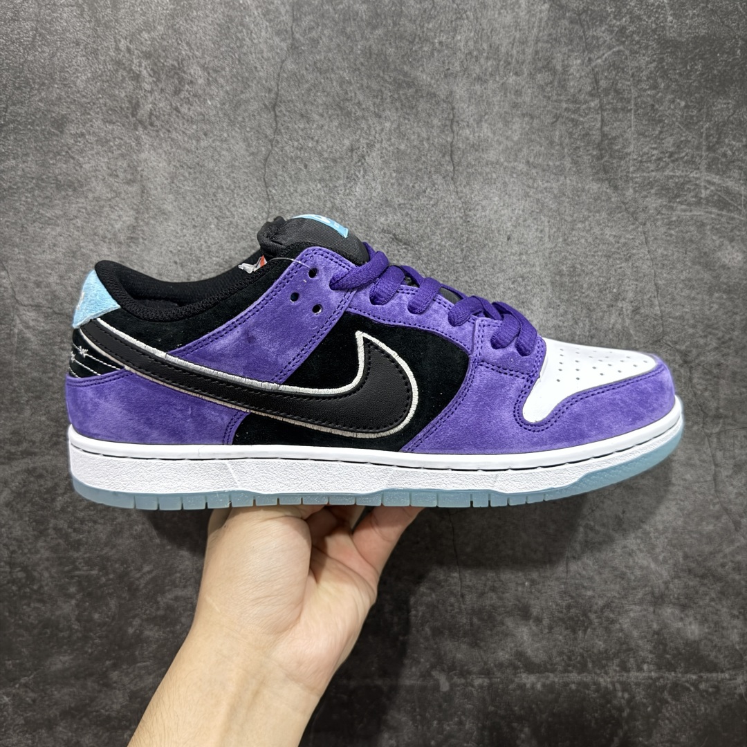 【免修ST版本】Nike Dunk SB DUNK LOW PRO 紫黑白 鞋身采用磨砂皮革与光面皮革的白、紫、黑三色营造,细节还注入松石绿点缀,内敛又透着清爽。鞋侧重叠 Swoosh 与后跟 W 车线元素,进一步凸显层次 货号:HJ0513-500 尺码:36 36.5 37.5 38 38.5 39 40 40.5 41 42 42.5 43 44 44.5 45 46-选品中心