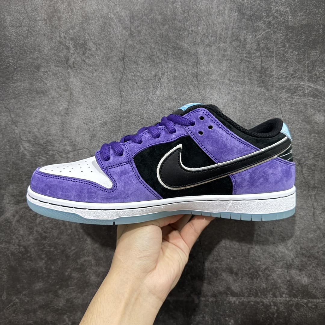 图片[2]-【免修ST版本】Nike Dunk SB DUNK LOW PRO 紫黑白 鞋身采用磨砂皮革与光面皮革的白、紫、黑三色营造，细节还注入松石绿点缀，内敛又透着清爽。鞋侧重叠 Swoosh 与后跟 W 车线元素，进一步凸显层次 货号：HJ0513-500 尺码：36 36.5 37.5 38 38.5 39 40 40.5 41 42 42.5 43 44 44.5 45 46-选品中心