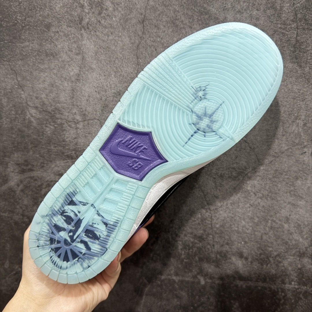 图片[9]-【免修ST版本】Nike Dunk SB DUNK LOW PRO 紫黑白 鞋身采用磨砂皮革与光面皮革的白、紫、黑三色营造，细节还注入松石绿点缀，内敛又透着清爽。鞋侧重叠 Swoosh 与后跟 W 车线元素，进一步凸显层次 货号：HJ0513-500 尺码：36 36.5 37.5 38 38.5 39 40 40.5 41 42 42.5 43 44 44.5 45 46-选品中心