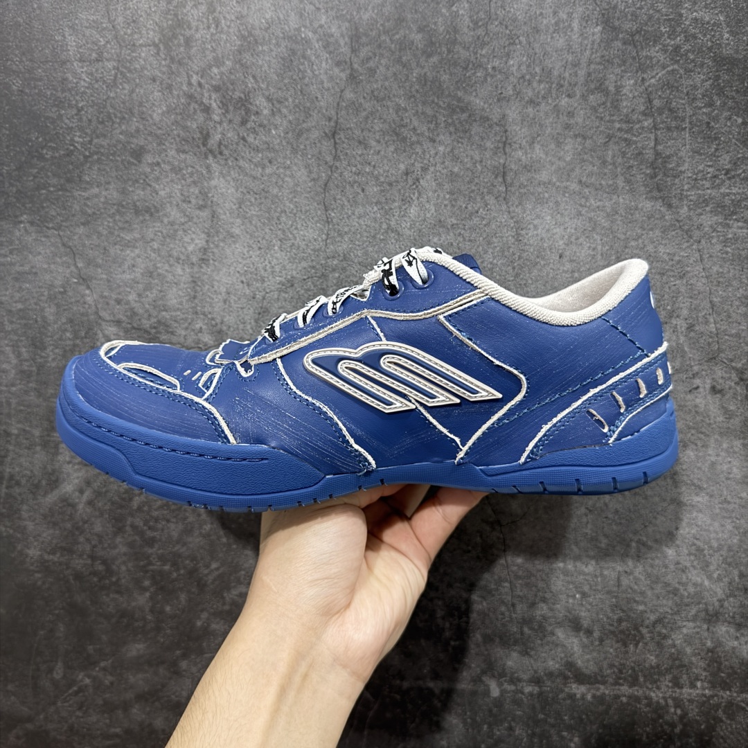 图片[2]-【XA纯原版】Balenciaga Hamptons Worn-Out 巴黎世家十八18代 涤纶（聚酯纤维）牛皮革 圆头系带 低帮 生活休闲鞋板鞋 全套原纸板楦头开发 最原汁原味的灵魂版型 全鞋荧光划线卡点 胶水把控整洁度追求极致完美 每一双都是工艺品 多重QC质检 超越公司货的品控标准 实实在在的免检产品 原盒原配 正确字体电绣 粗细、位置、大小正确 侧边TPU 透气孔匹配意产原版 正确分离大底 TPU软底 原版一致大底LOGO 立体感十足 原厂皮料水洗做旧 采购原厂网纱 偏大一码 尺码：35 36 37 38 39 40 41 42 43 44 45 46-选品中心