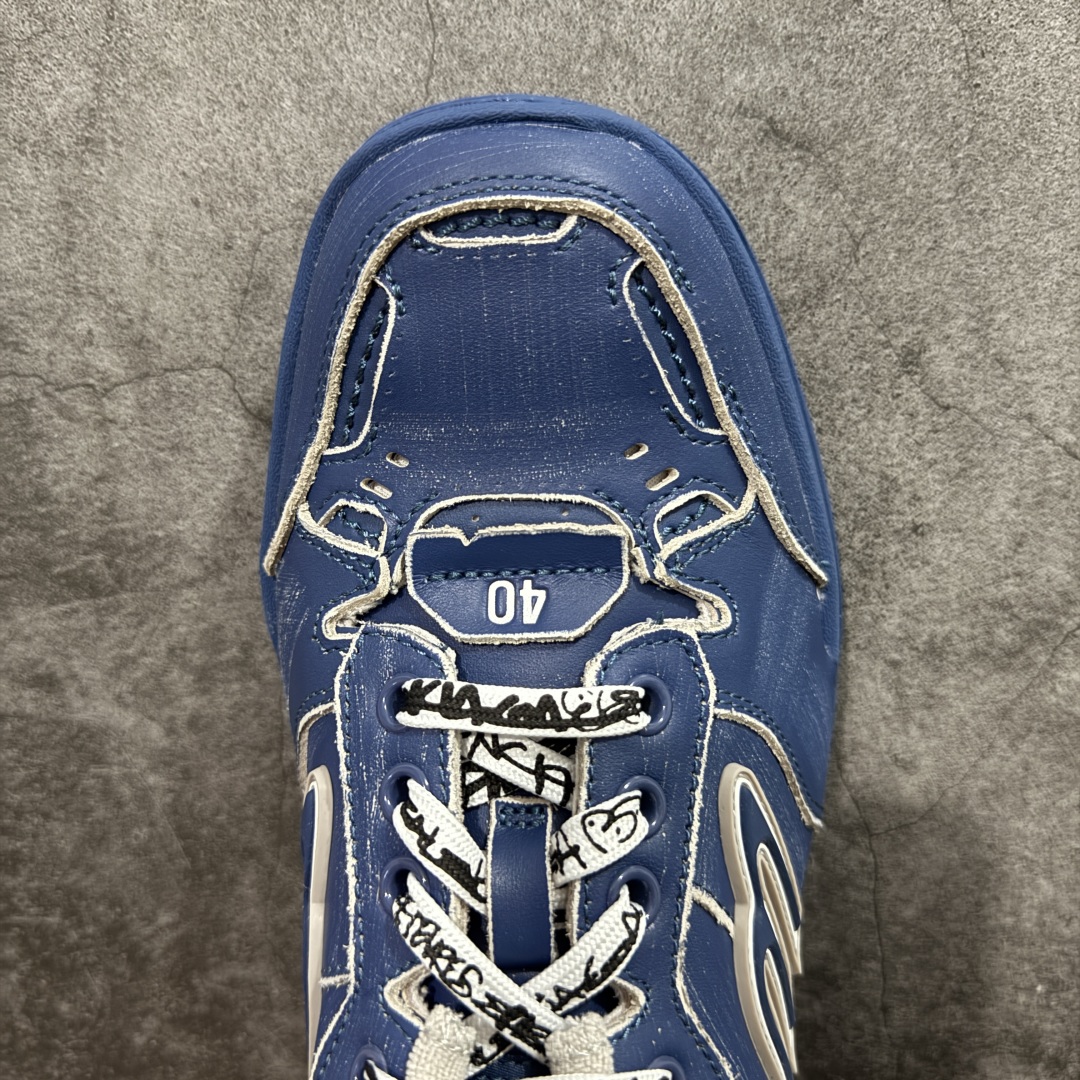 图片[5]-【XA纯原版】Balenciaga Hamptons Worn-Out 巴黎世家十八18代 涤纶（聚酯纤维）牛皮革 圆头系带 低帮 生活休闲鞋板鞋 全套原纸板楦头开发 最原汁原味的灵魂版型 全鞋荧光划线卡点 胶水把控整洁度追求极致完美 每一双都是工艺品 多重QC质检 超越公司货的品控标准 实实在在的免检产品 原盒原配 正确字体电绣 粗细、位置、大小正确 侧边TPU 透气孔匹配意产原版 正确分离大底 TPU软底 原版一致大底LOGO 立体感十足 原厂皮料水洗做旧 采购原厂网纱 偏大一码 尺码：35 36 37 38 39 40 41 42 43 44 45 46-选品中心