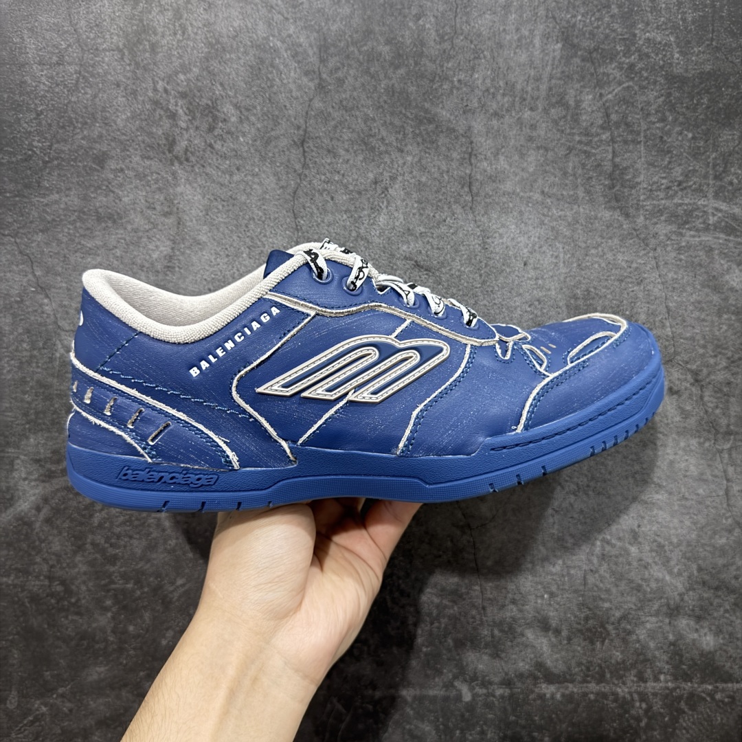 【XA纯原版】Balenciaga Hamptons Worn-Out 巴黎世家十八18代 涤纶(聚酯纤维)牛皮革 圆头系带 低帮 生活休闲鞋板鞋 全套原纸板楦头开发 最原汁原味的灵魂版型 全鞋荧光划线卡点 胶水把控整洁度追求极致完美 每一双都是工艺品 多重QC质检 超越公司货的品控标准 实实在在的免检产品 原盒原配 正确字体电绣 粗细、位置、大小正确 侧边TPU 透气孔匹配意产原版 正确分离大底 TPU软底 原版一致大底LOGO 立体感十足 原厂皮料水洗做旧 采购原厂网纱 偏大一码 尺码:35 36 37 38 39 40 41 42 43 44 45 46-选品中心
