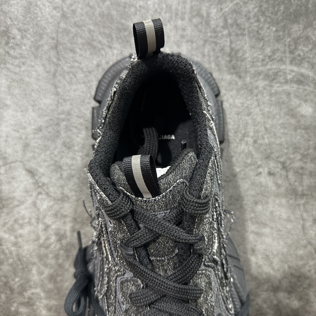 图片[8]-【VG零售版】BALENCIAGA 3XL Sneakers 巴黎世家十代网布系带低帮走秀复古老爹鞋 牛仔黑色 全套原纸板楦头开发 最原汁原味的灵魂版型 全鞋荧光划线卡点 胶水把控整洁度追求极致完美 每一双都是工艺品 多重QC质检 超越公司货的品控标准 实实在在的免检产品 原盒原配 正确字体电绣 粗细、位置、大小正确 侧边TPU 透气孔匹配意产原版 正确分离大底 TPU软底 原版一致大底LOGO 立体感十足 原厂皮料水洗做旧 采购原厂网纱 不含皮革 网布材料和聚氨酯 磨损效果 鞋头边缘和后帮 Balenciaga 徽标 鞋面和后跟凸印尺码 鞋舌 3XL 橡胶品牌标识和反光细节 鞋帮拉袢和鞋舌拉祥 配反光细节 备用鞋带在鞋履前侧 可在穿着前取下 便于不同造型搭配 正常尺码 尺码：35 36 37 38 39 40 41 42 43 44 45 46-选品中心
